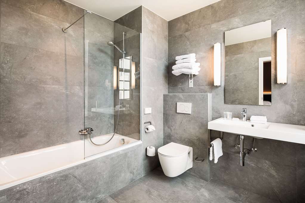 HOTEL NAVARRA BRUGES-guestroom-Guest Room,Bathroom,On-Site.jpg