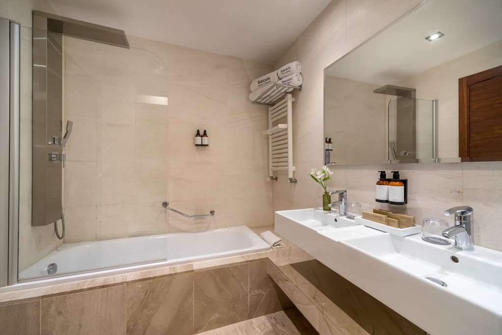 Barcelo Granada Congress-guestroom-Guest Room,Bathroom,Suite,On-Site.jpg