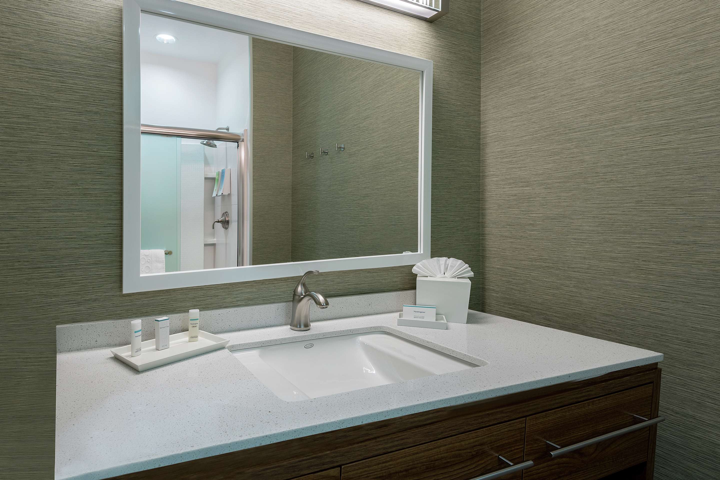 Guest room bath