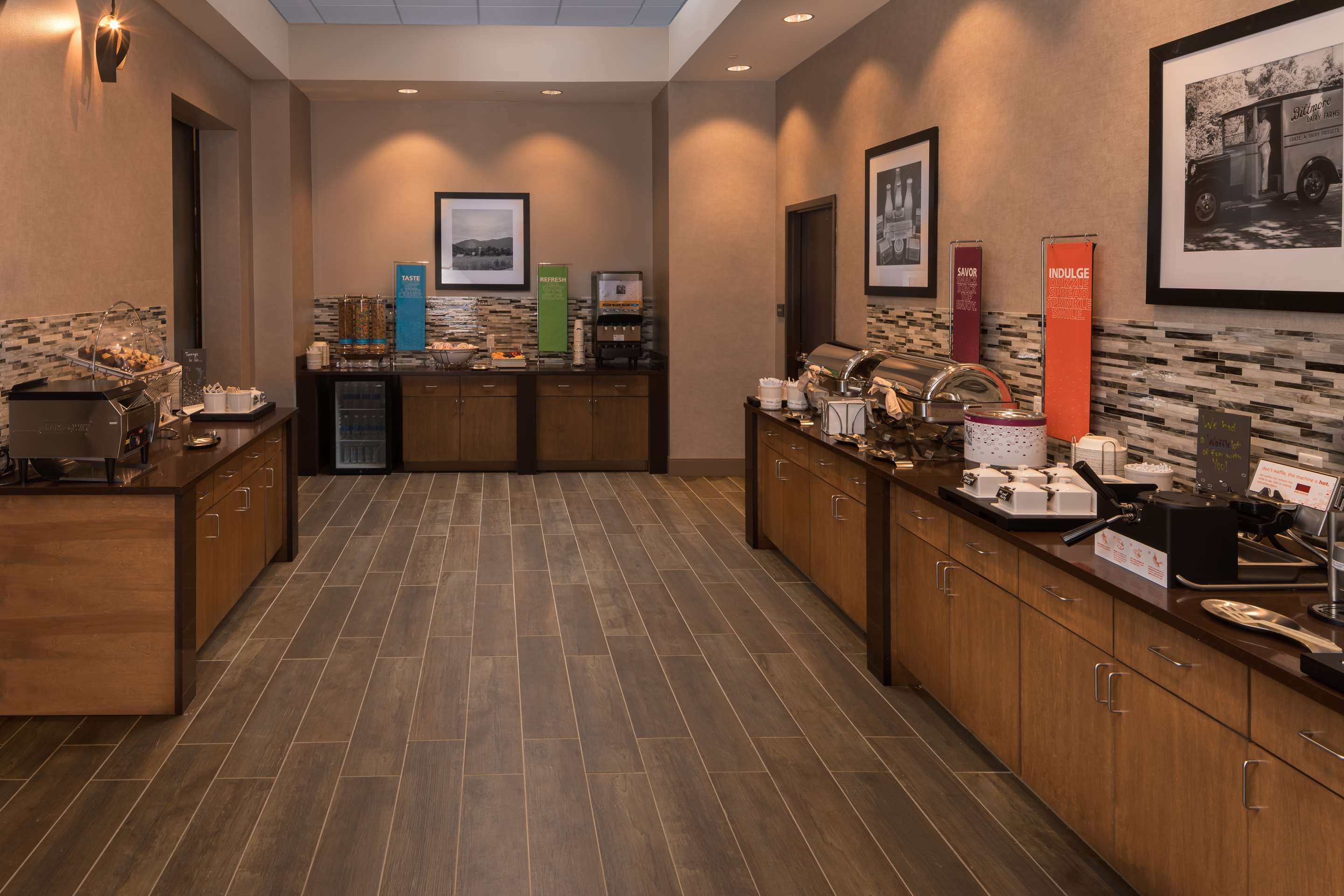 Breakfast Area | Hampton Inn & Suites Asheville Biltmore Village