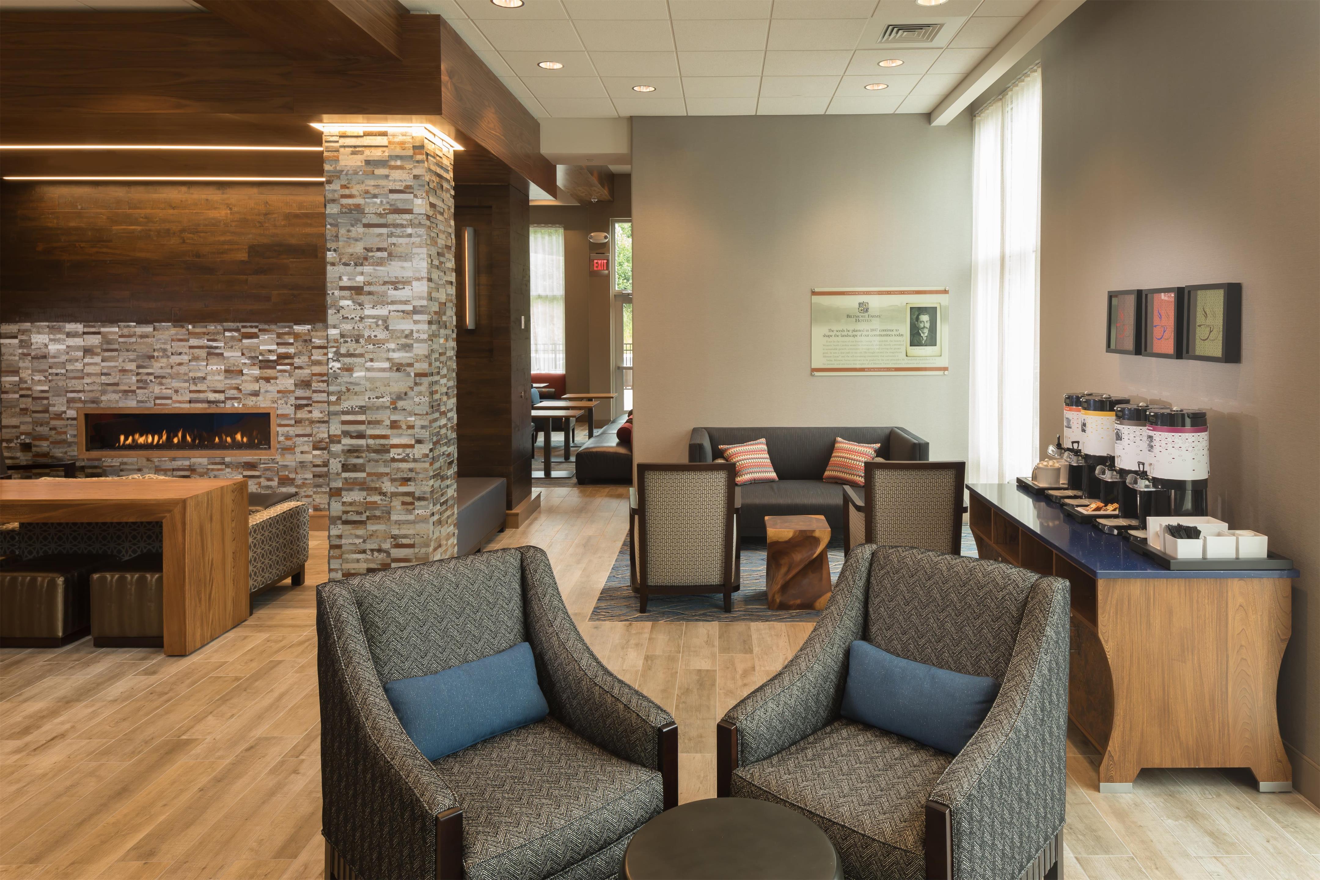 Lobby | Hampton Inn & Suites Asheville Biltmore Village