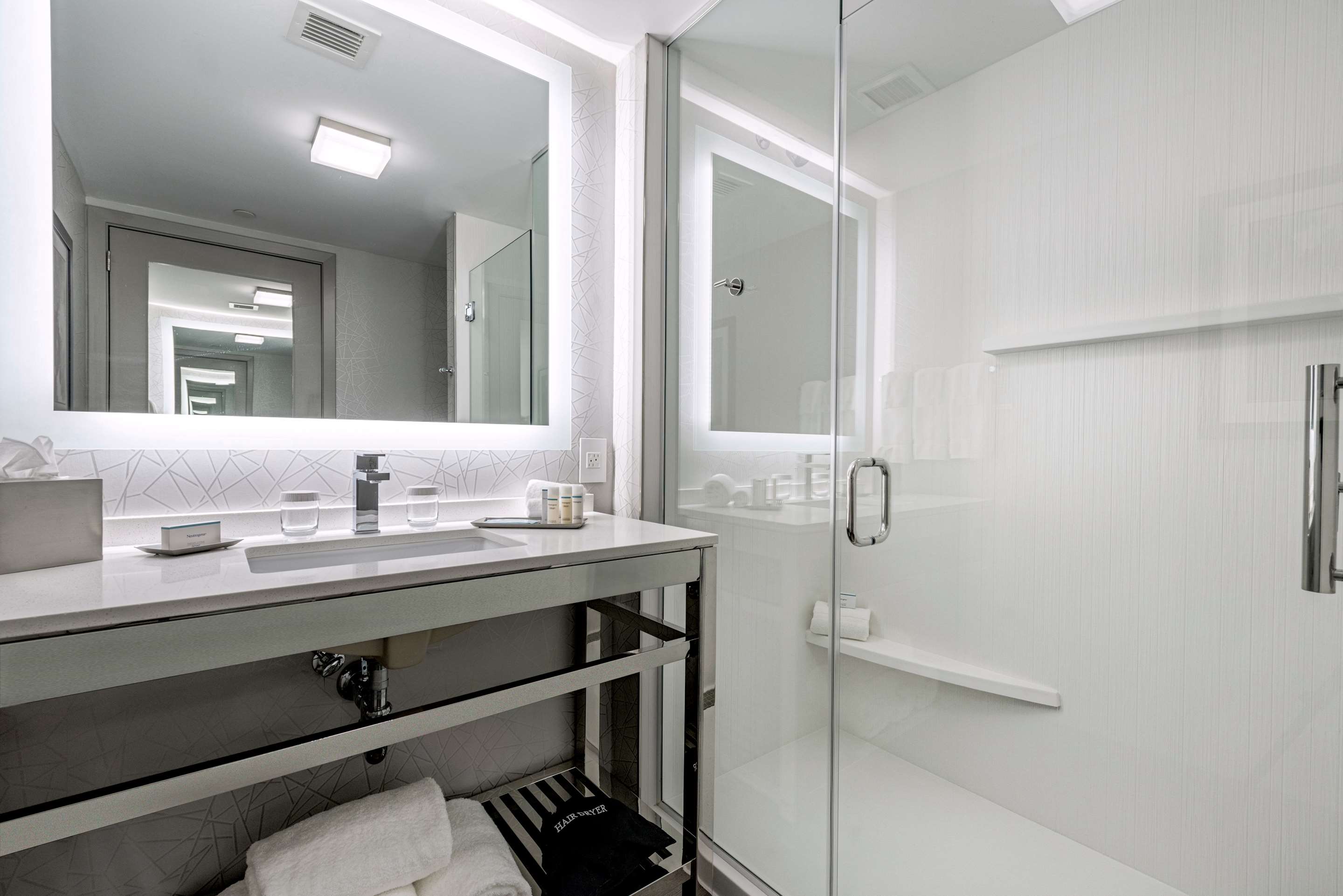 Guest room bath