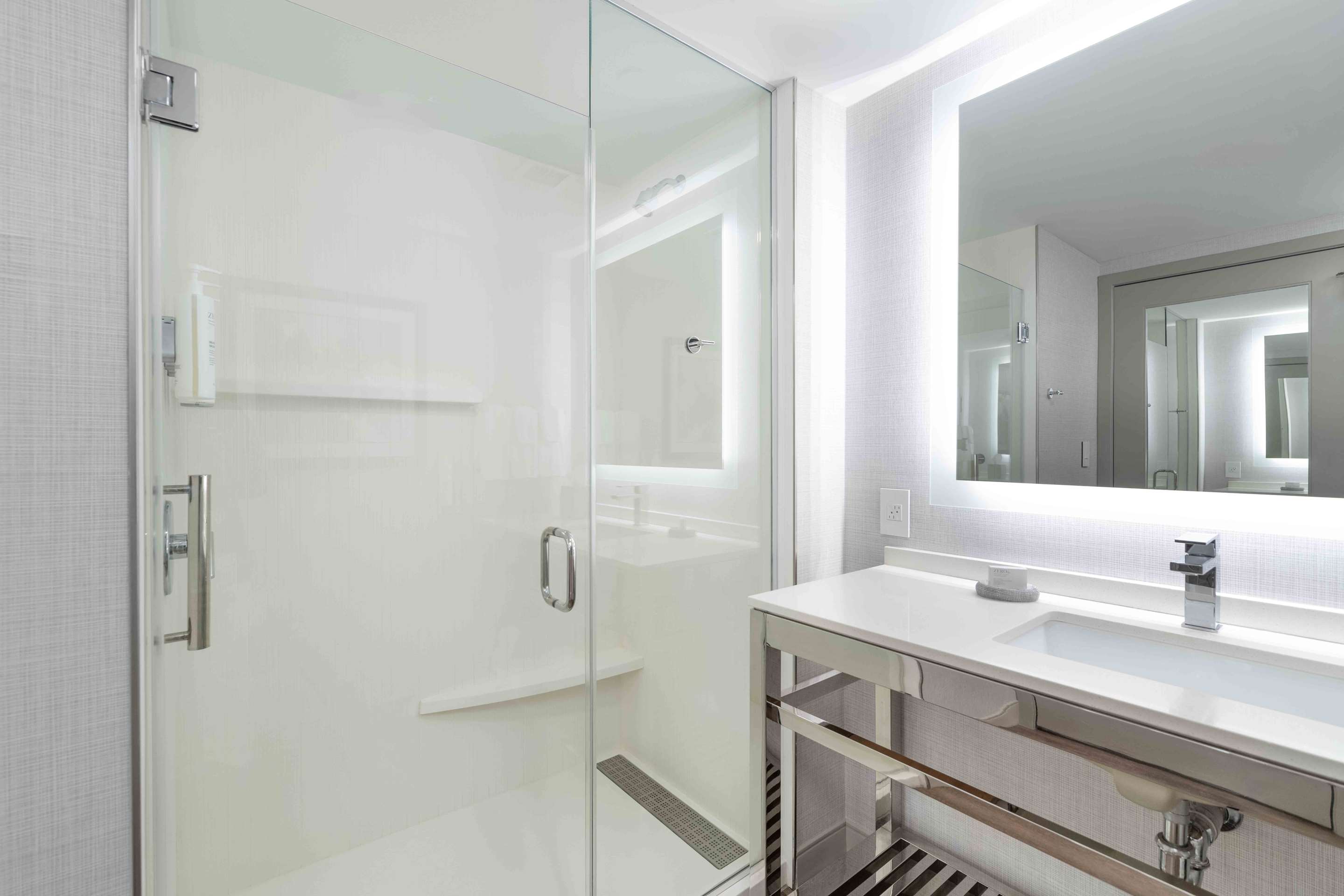 Guest room bath