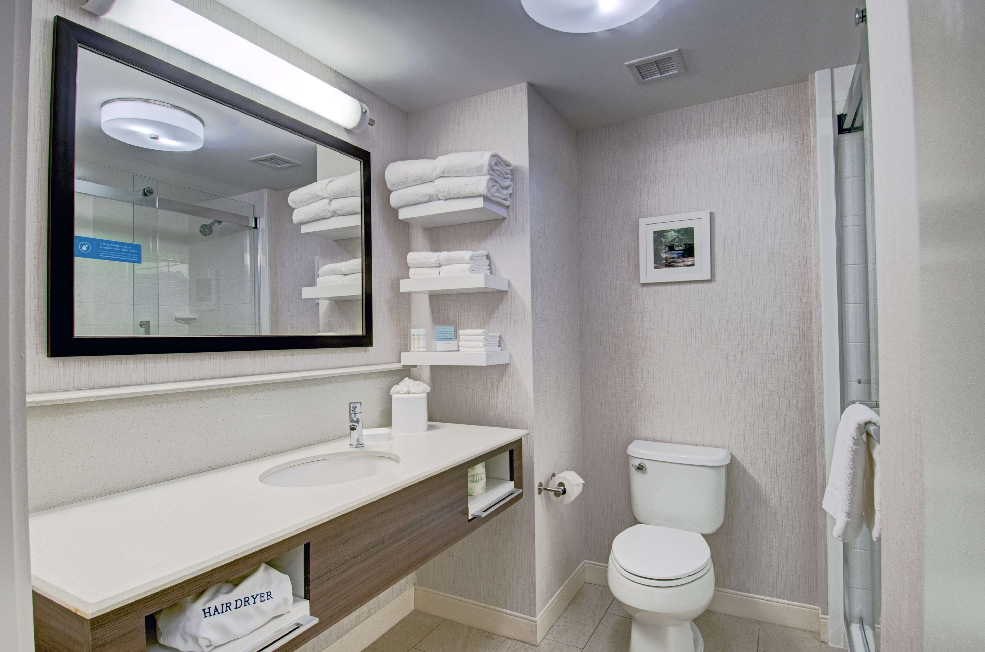 Hampton Inn by Hilton Boston - Westborough Room Type - 1 KING SFBD FRIDGE  NS
