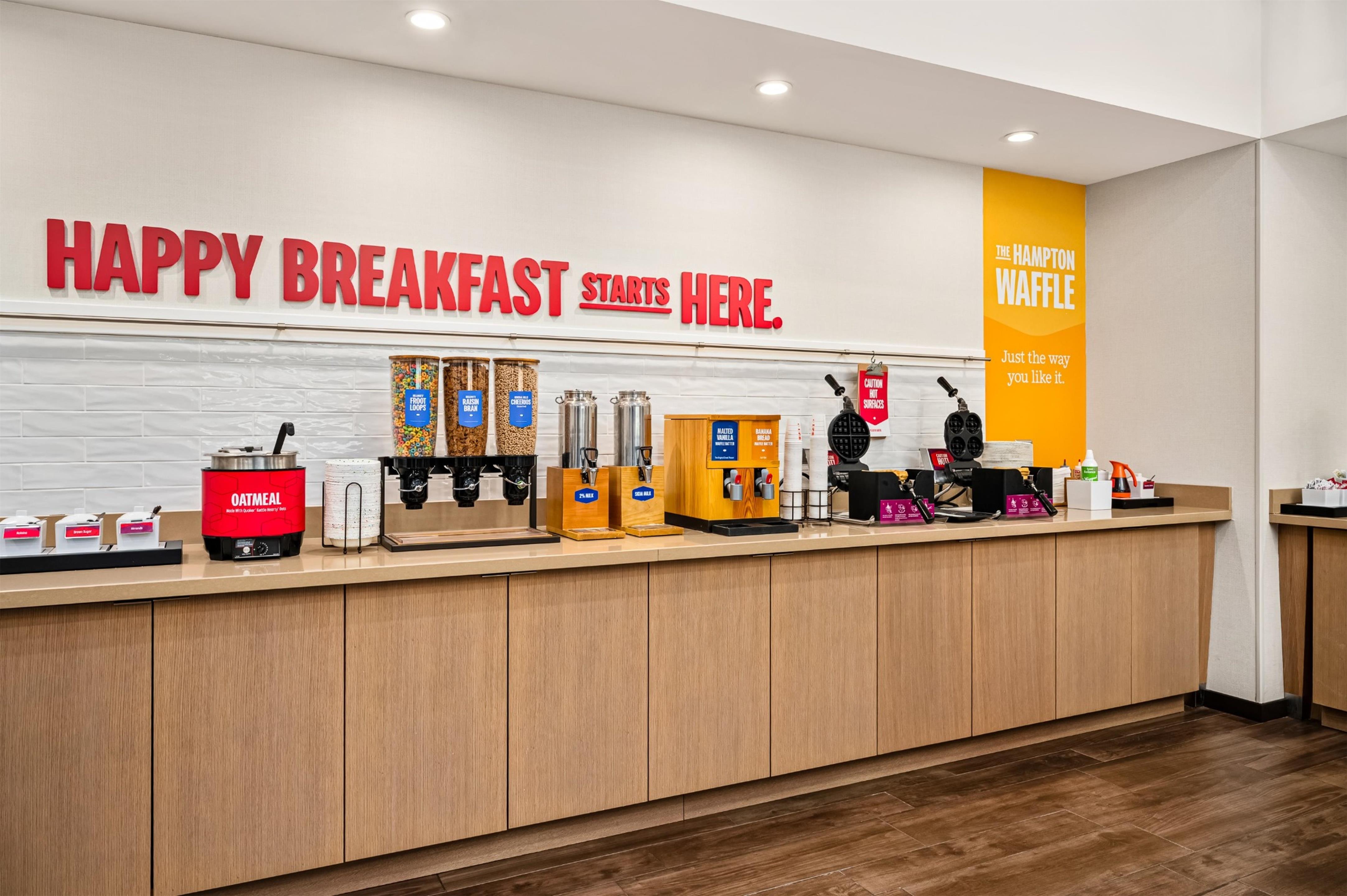 Breakfast Area | Hampton Inn Chicago North-Loyola Station