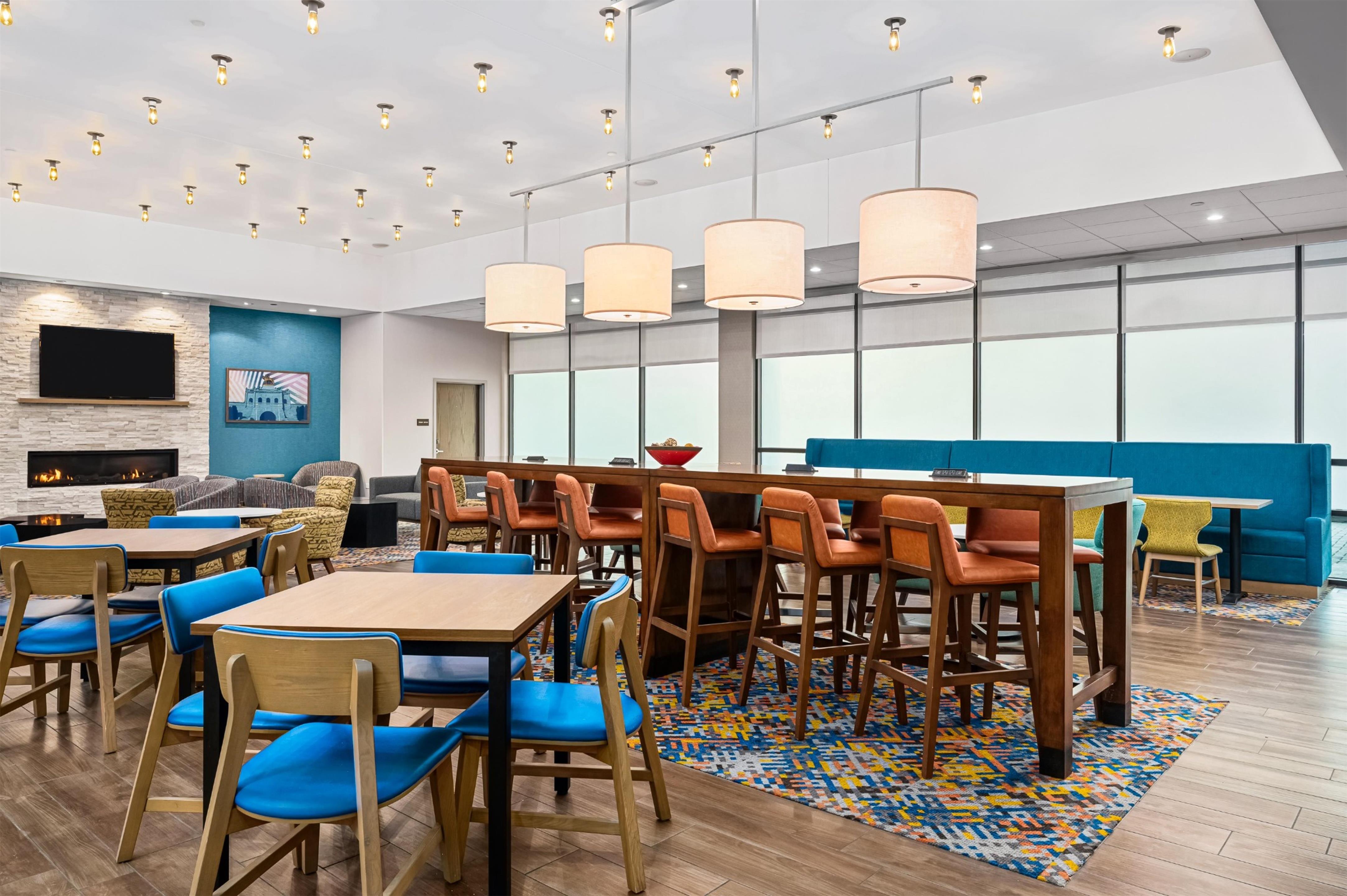 Breakfast Area | Hampton Inn Chicago North-Loyola Station