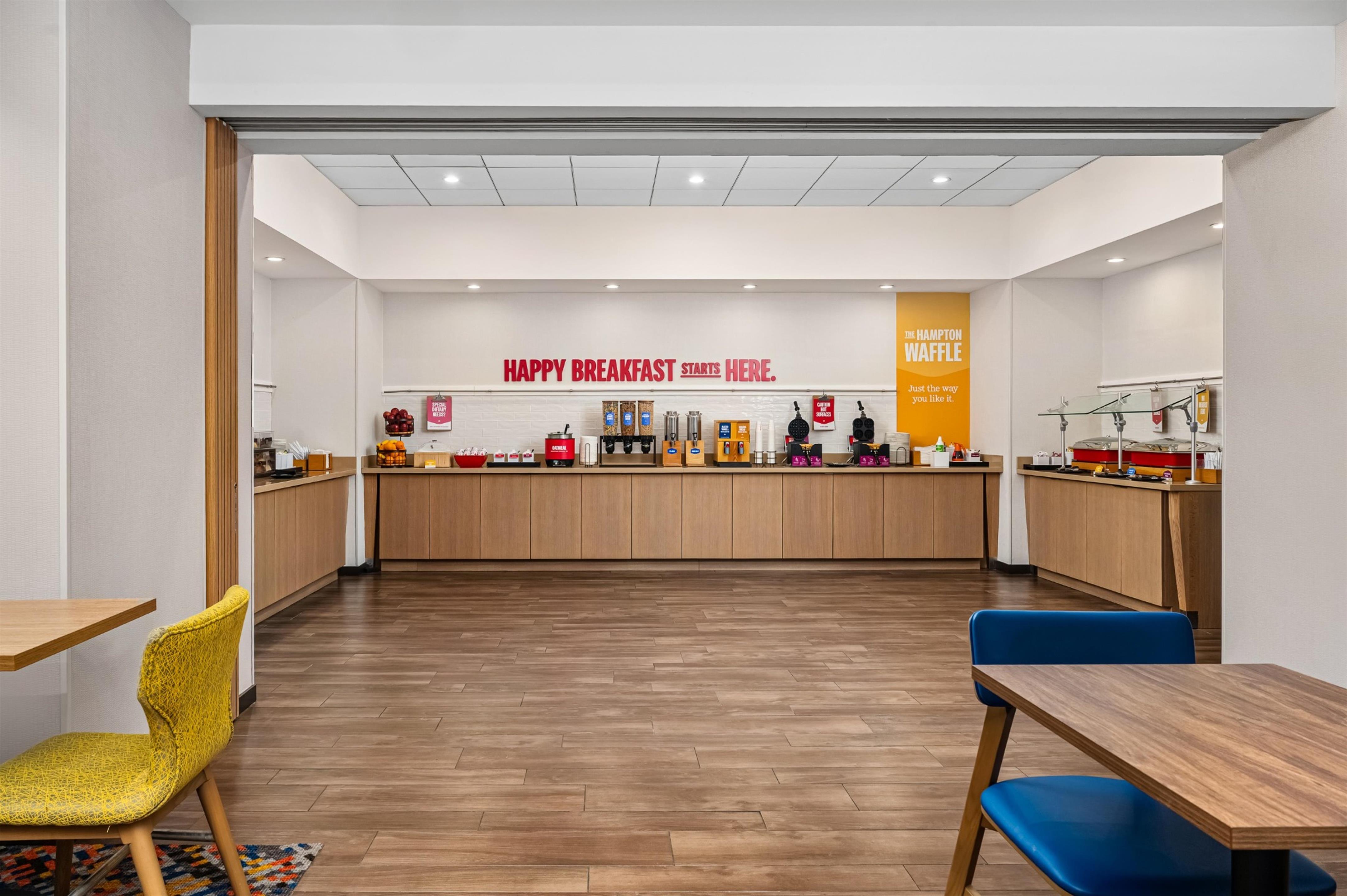 Breakfast Area | Hampton Inn Chicago North-Loyola Station