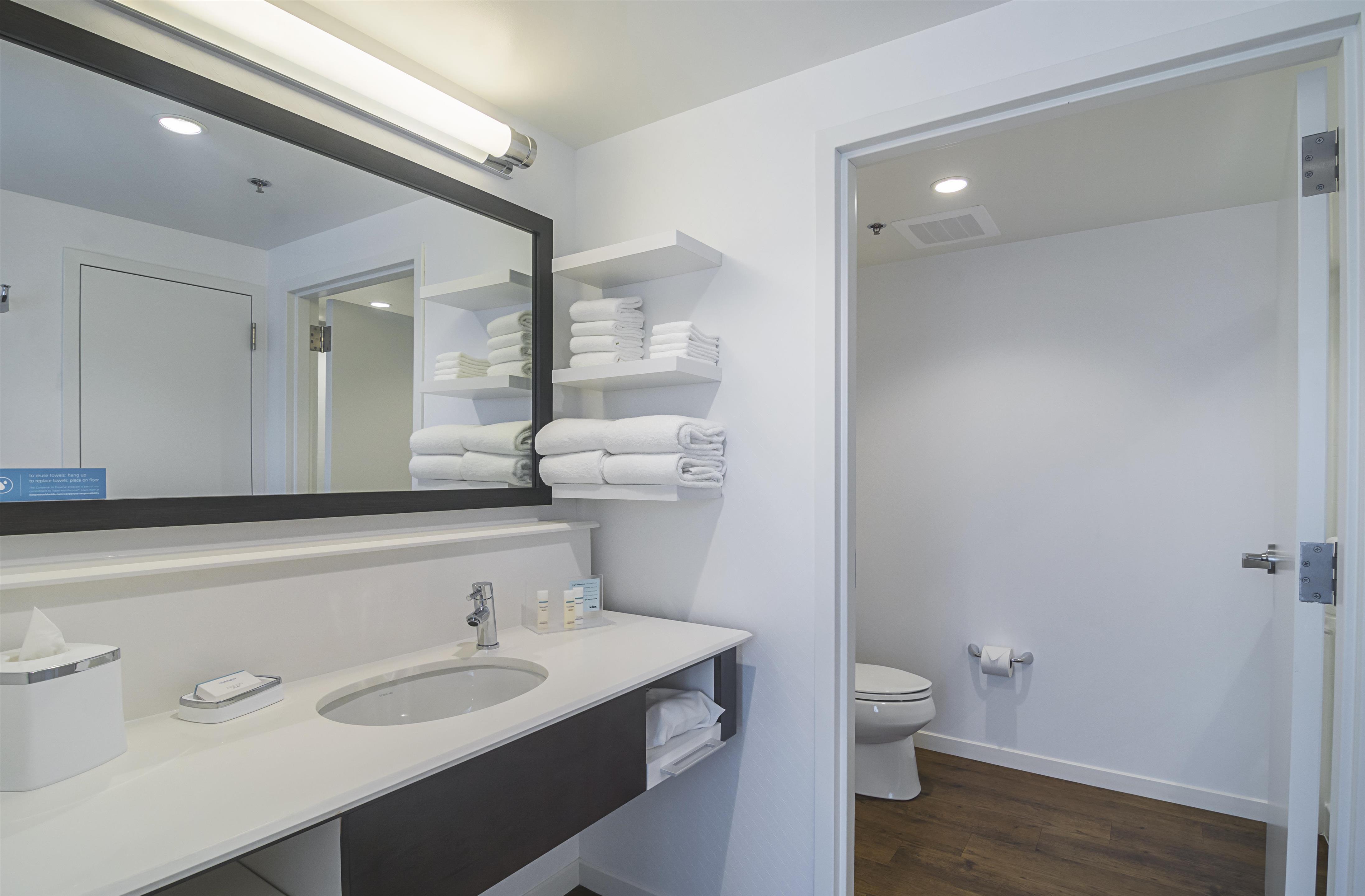 Guest room bath