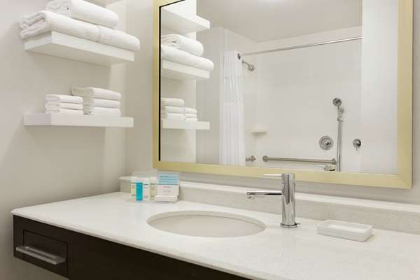  - Hampton Inn Cleveland Airport North Olmsted - I-480, Exit 6