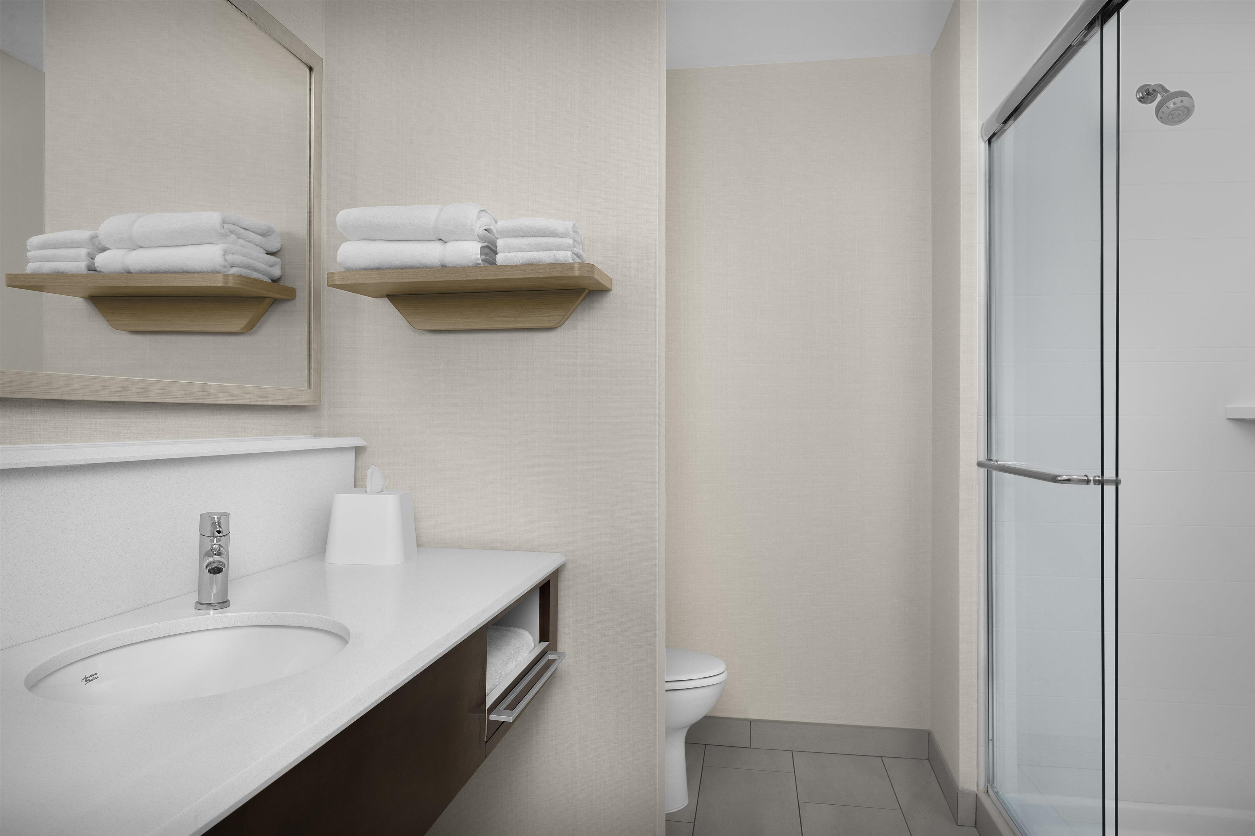 Guest room bath