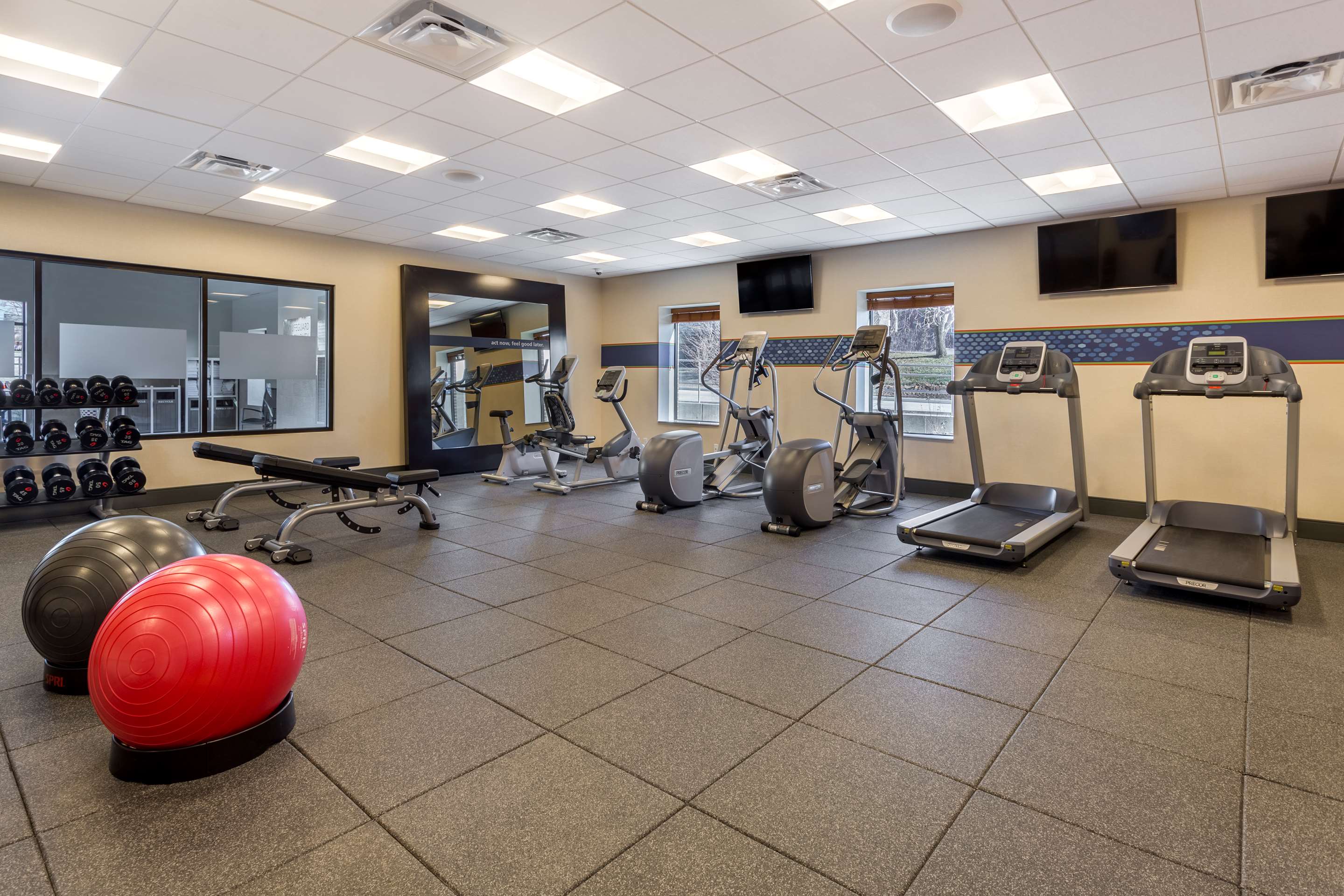 Health club fitness center gym | Hampton Inn & Suites Newport/Cincinnati