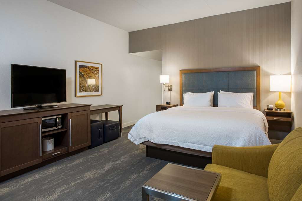 Hampton Inn & Suites by Hilton Newport/Cincinnati Room Type - 1KG MOB HEAR ACC RI-SHW NS