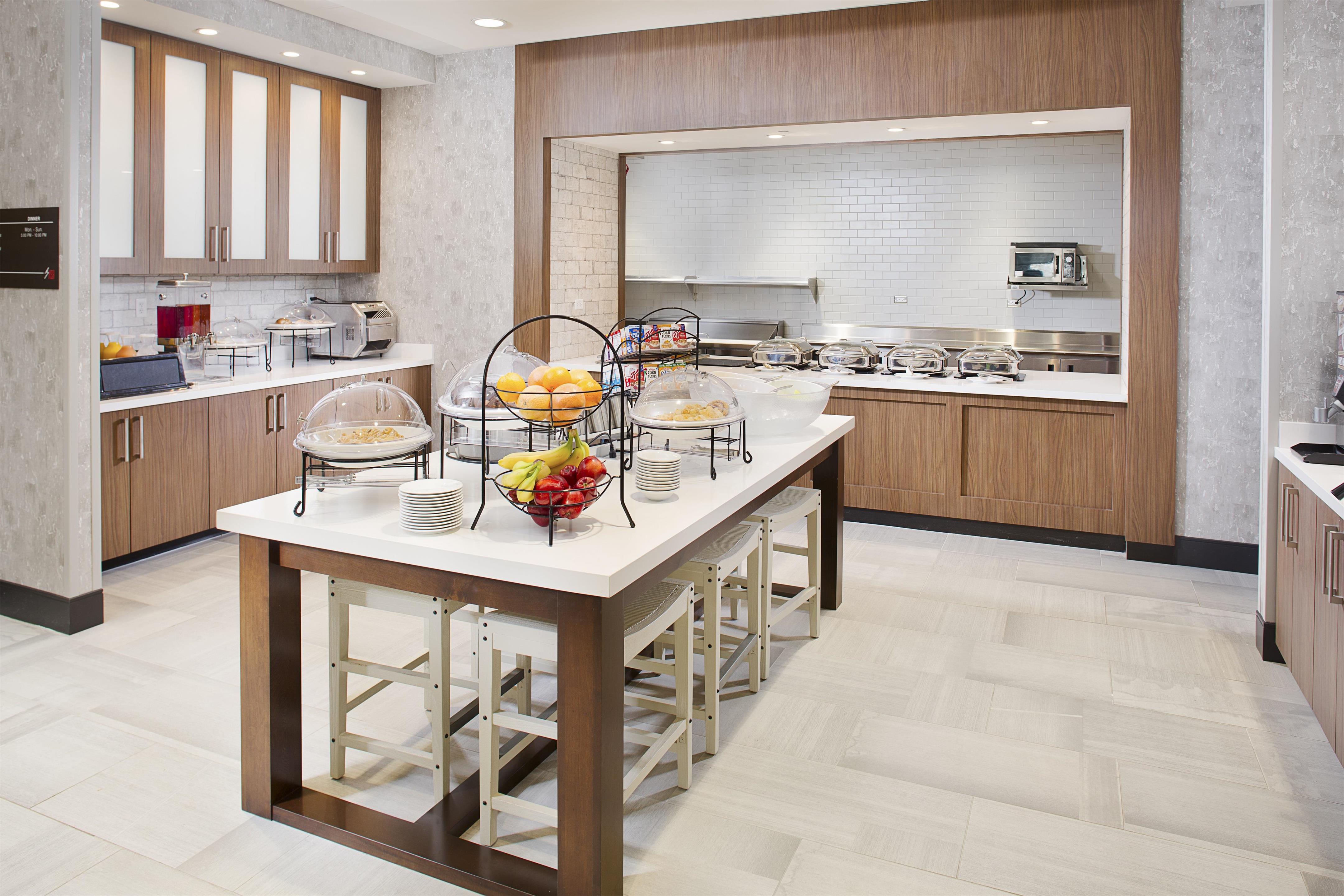 Breakfast Area | Hilton Garden Inn Dallas/Arlington South
