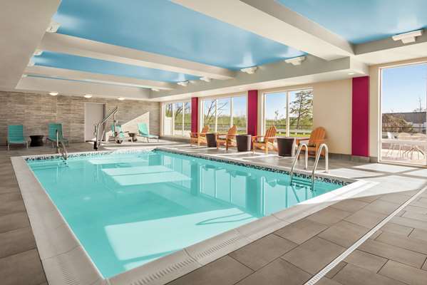 Pool - Home2 Suites by Hilton Woodbridge - I-95, Exit 158