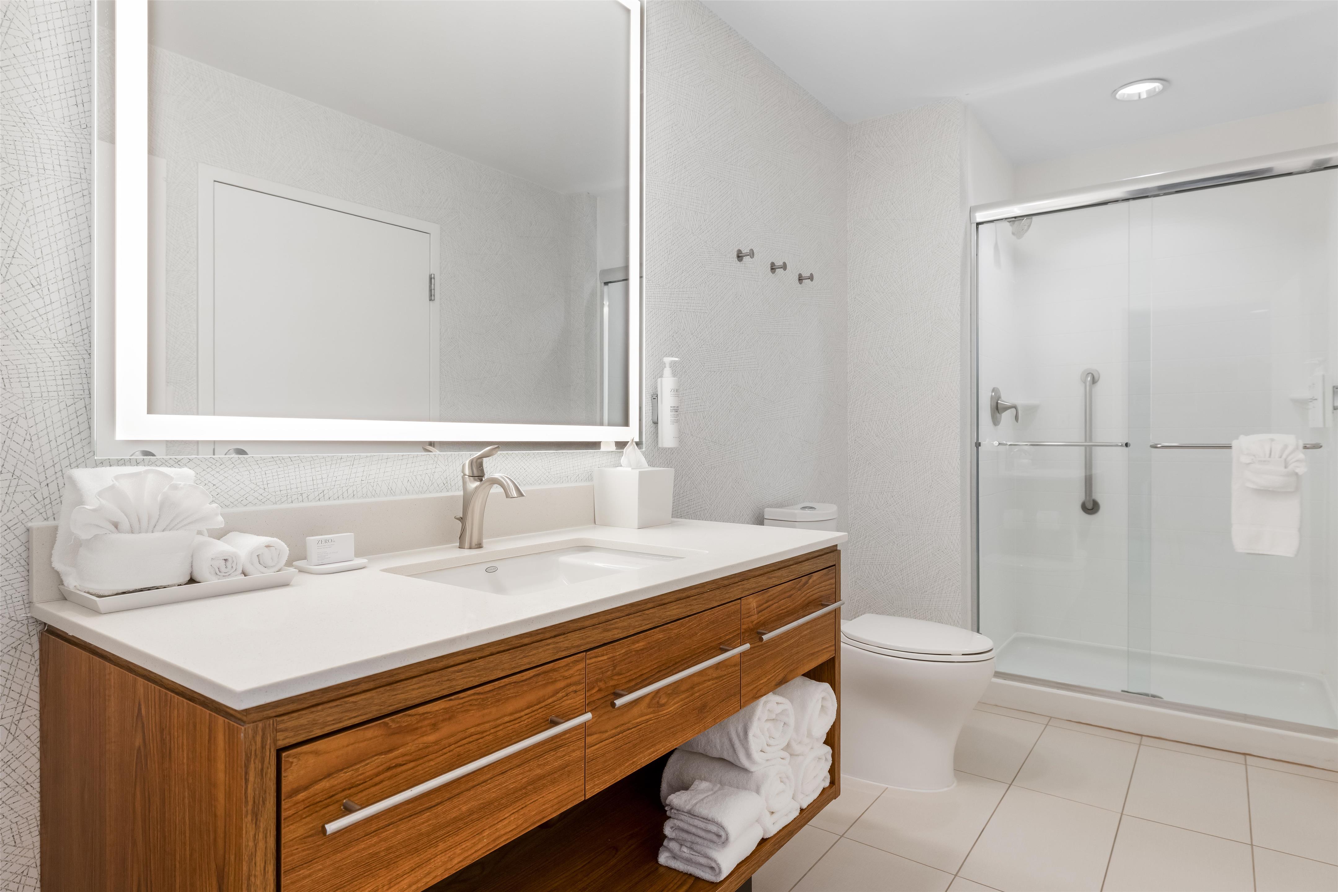 Guest room bath
