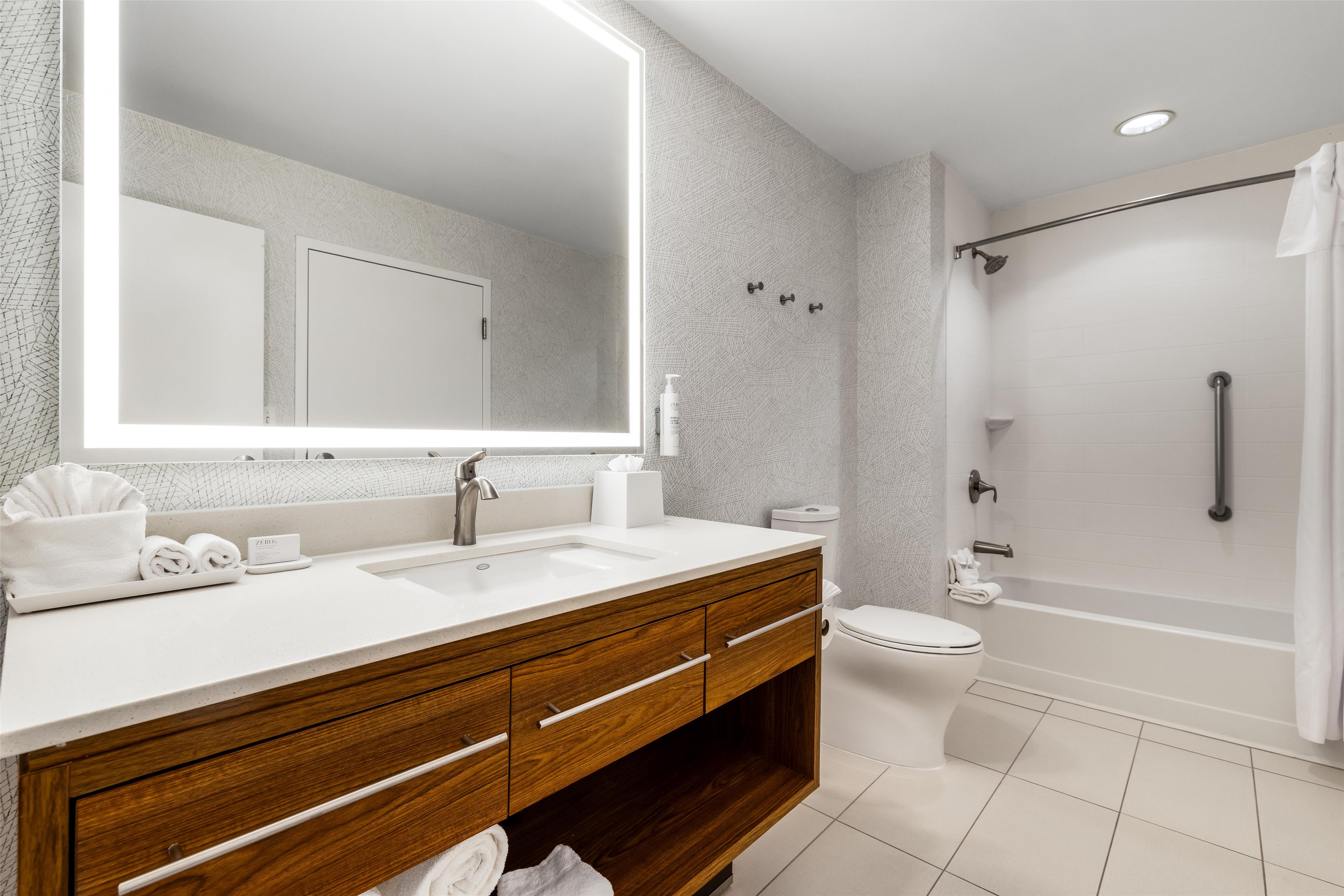Guest room bath