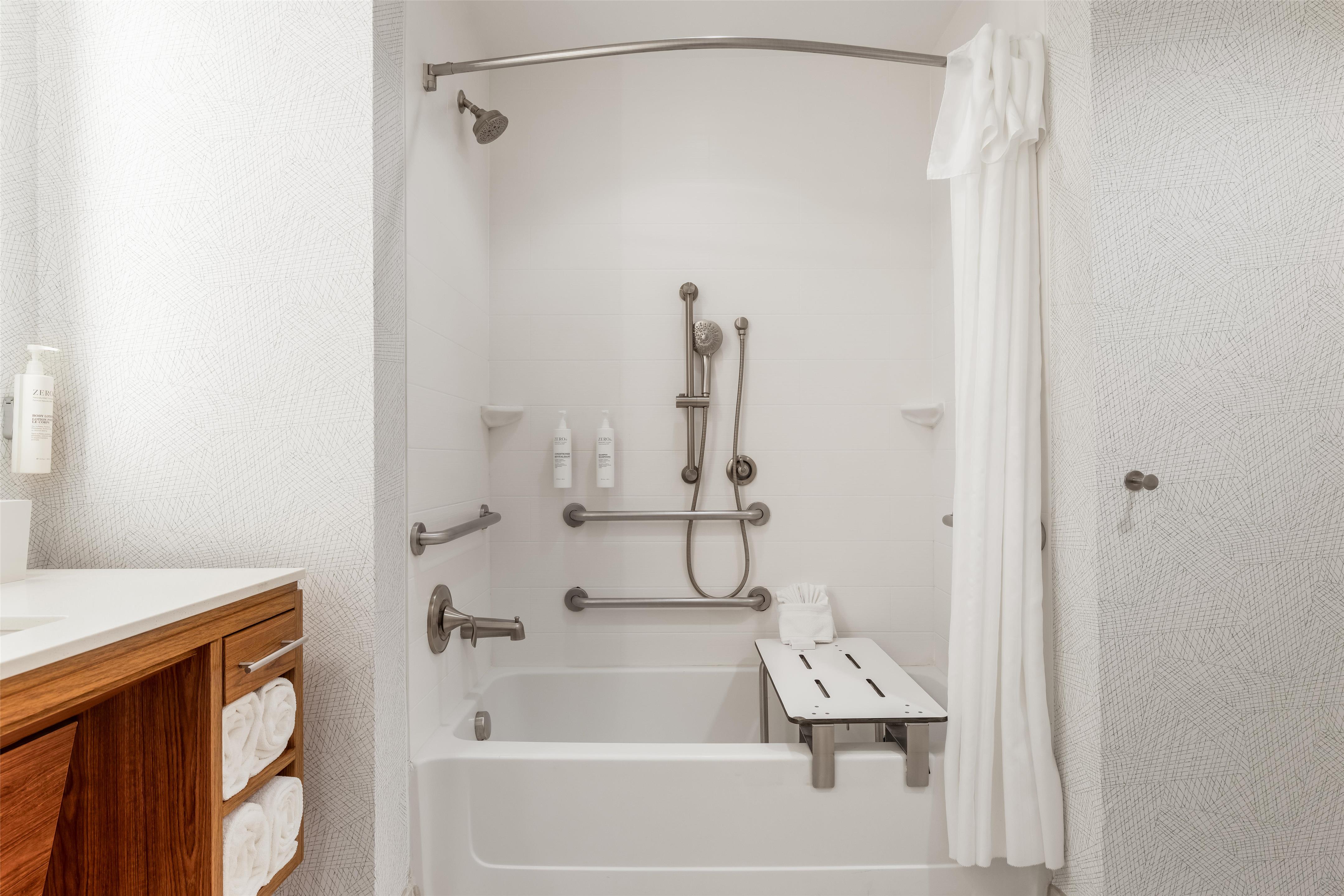 Guest room bath