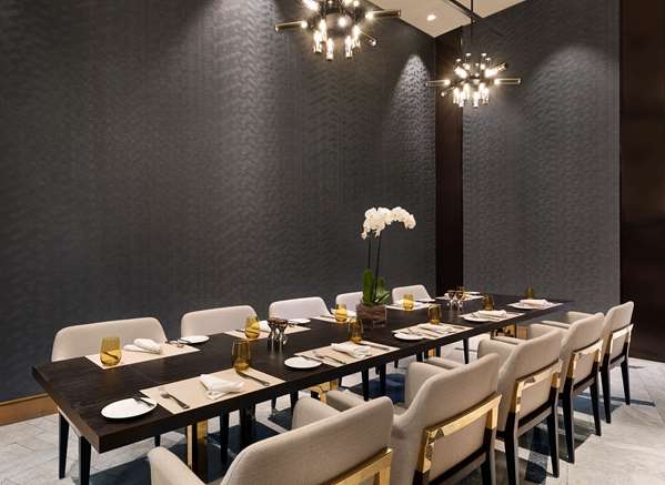 AlRayyan Hotel Doha, Curio Collection by Hilton