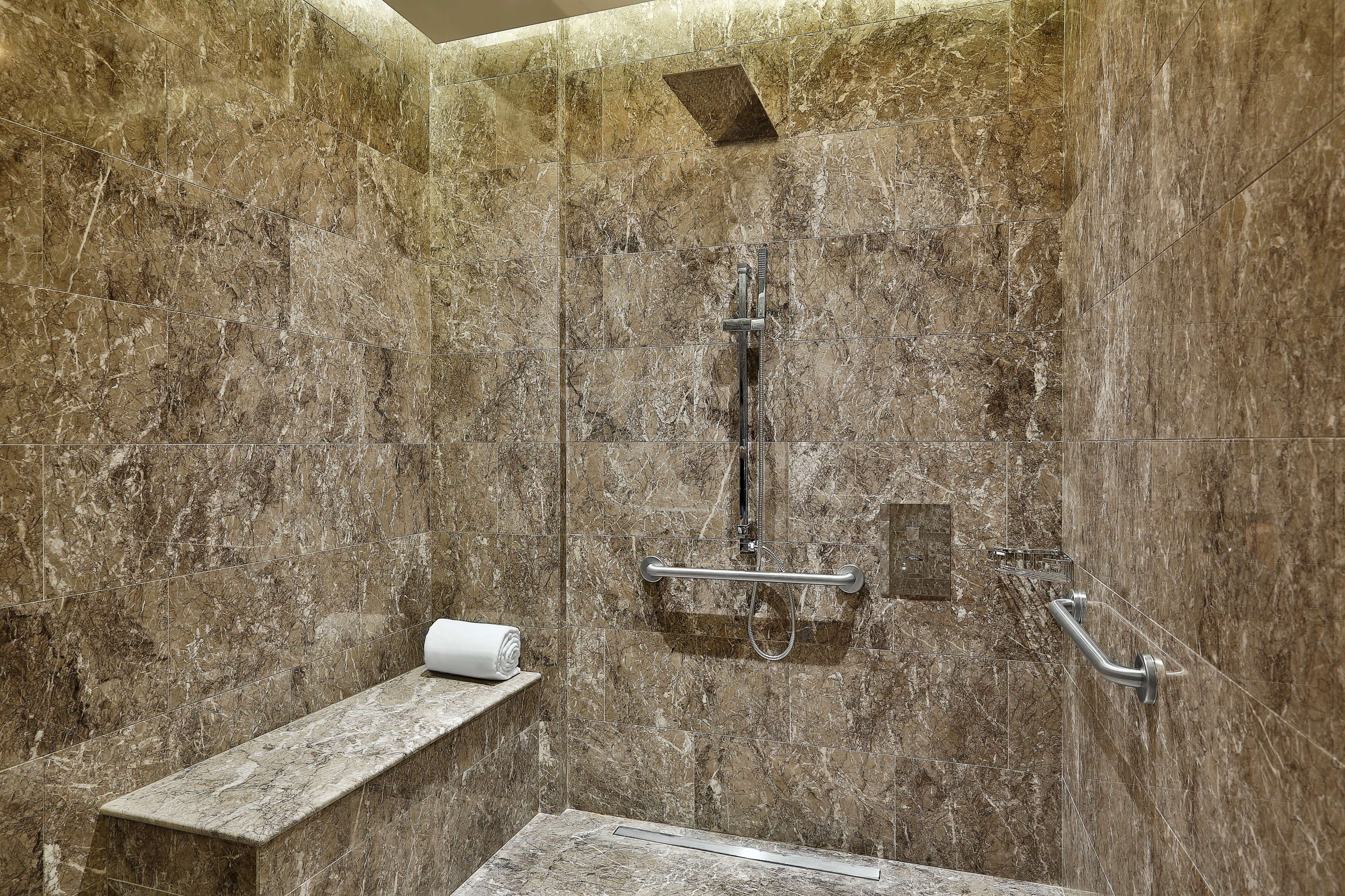 AlRayyan Hotel Doha, Curio a Collection by Hilton Room Type - ACCESSIBLE KING ROOM