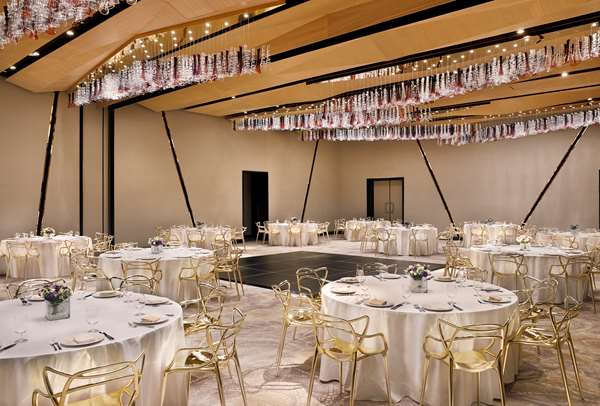 AlRayyan Hotel Doha, Curio Collection by Hilton