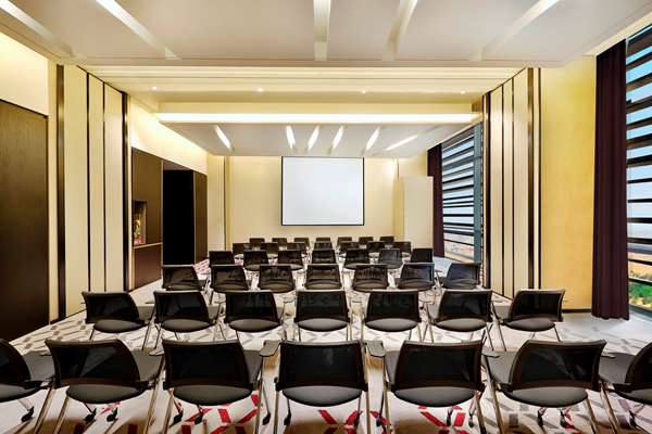 AlRayyan Hotel Doha, Curio Collection by Hilton