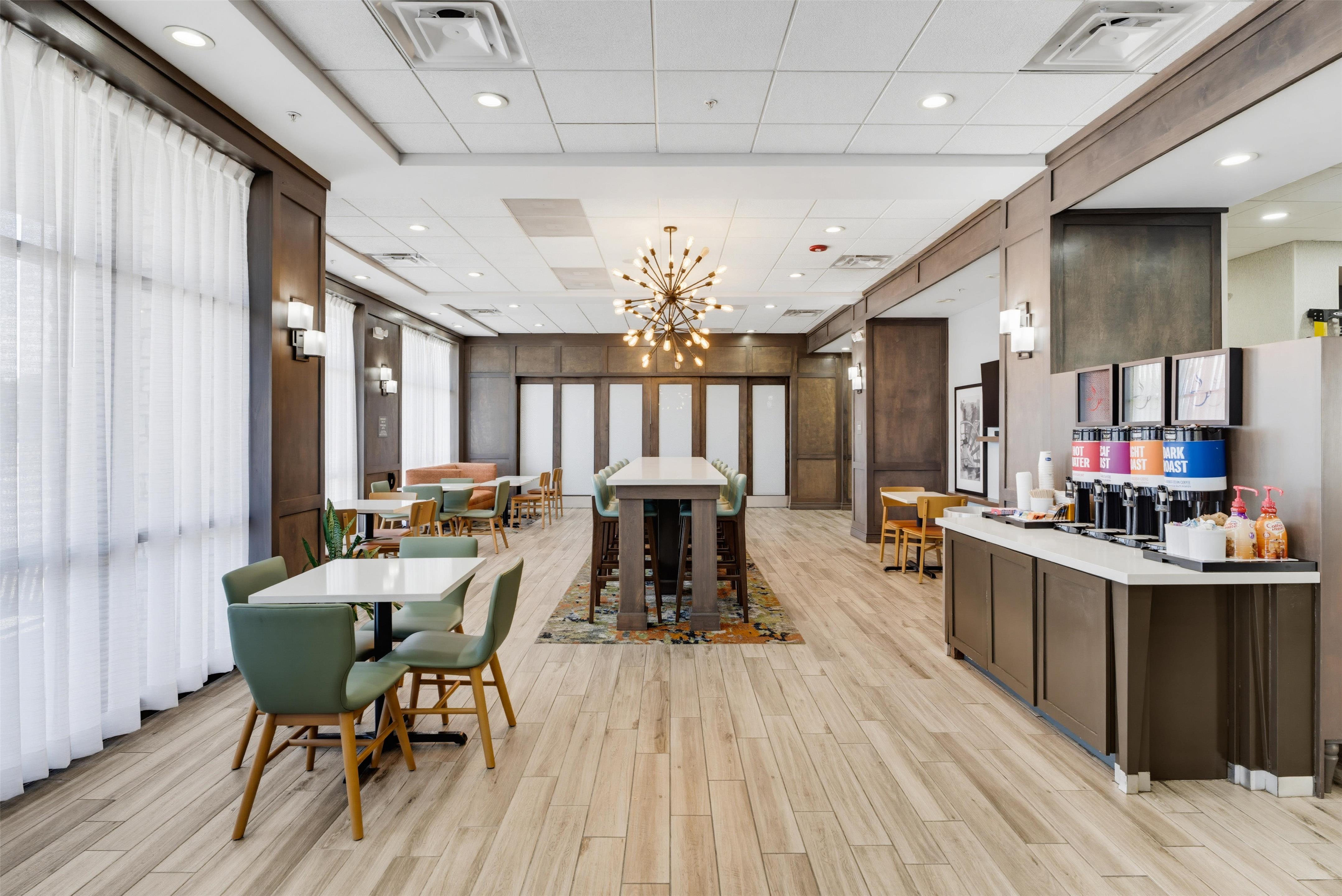 Lobby | Hampton Inn by Hilton Detroit Dearborn