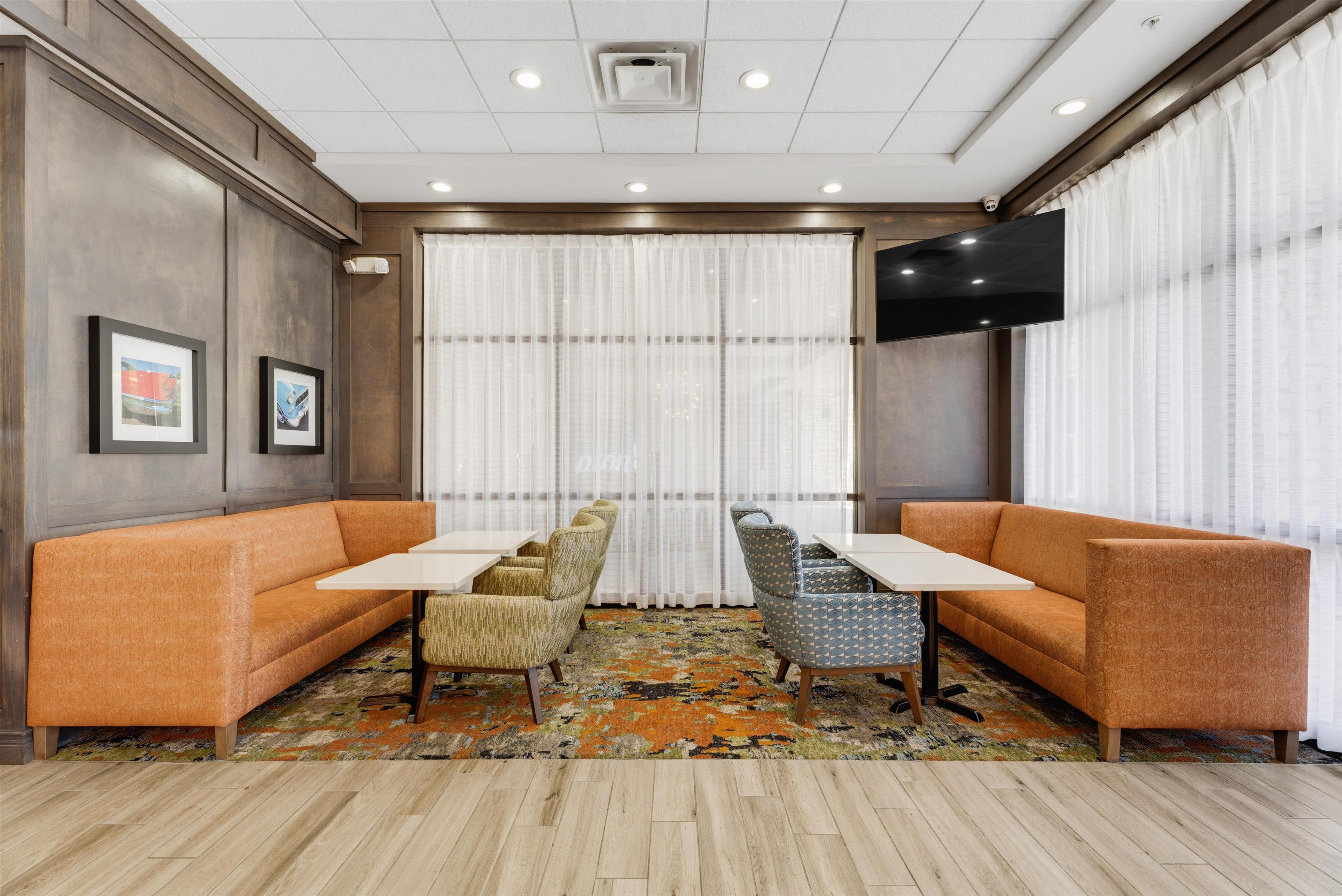 Lobby | Hampton Inn by Hilton Detroit Dearborn