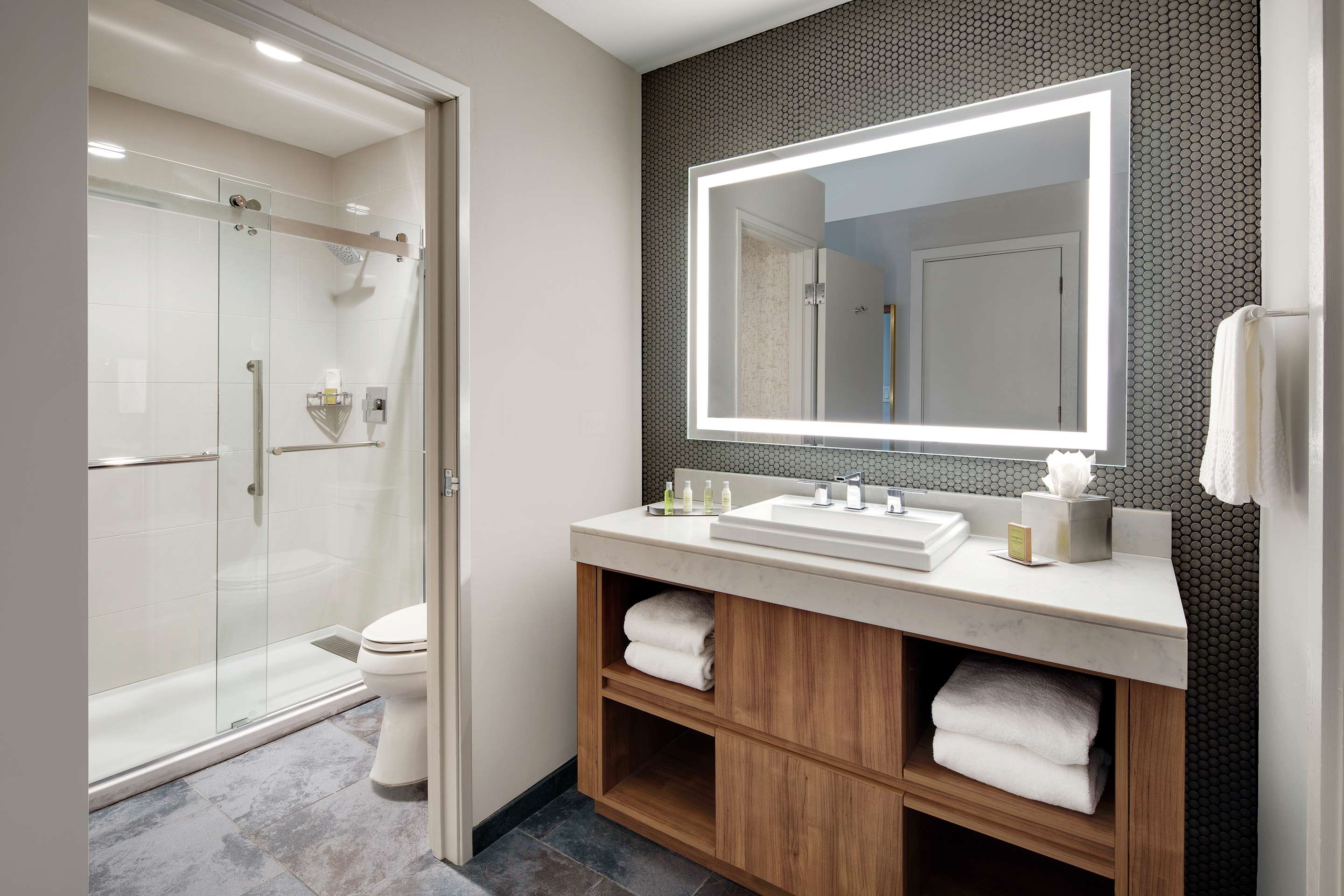 Guest room bath
