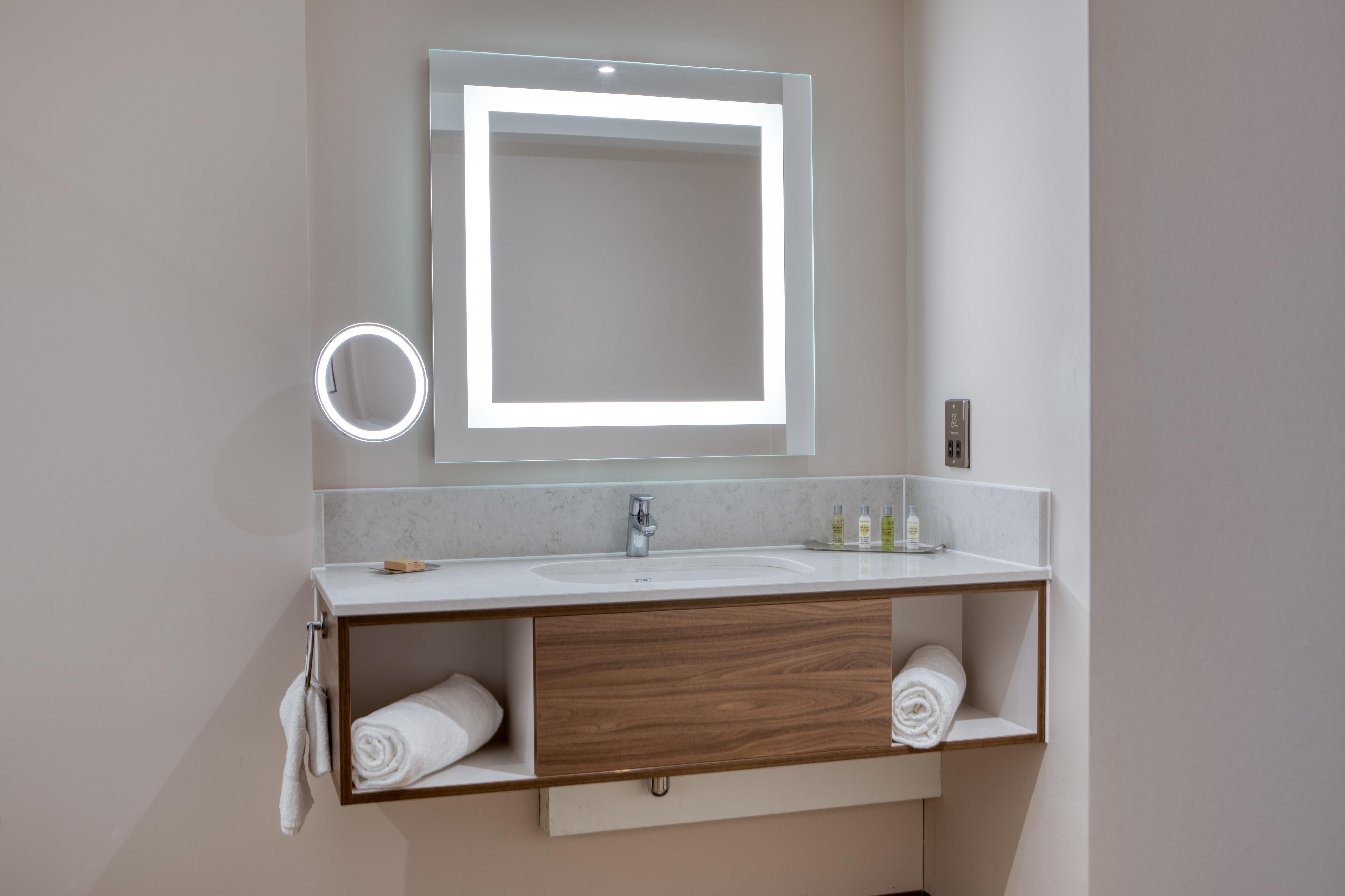 DoubleTree by Hilton Hotel Dartford Bridge Room Type - KING ONE BEDROOM SUITE
