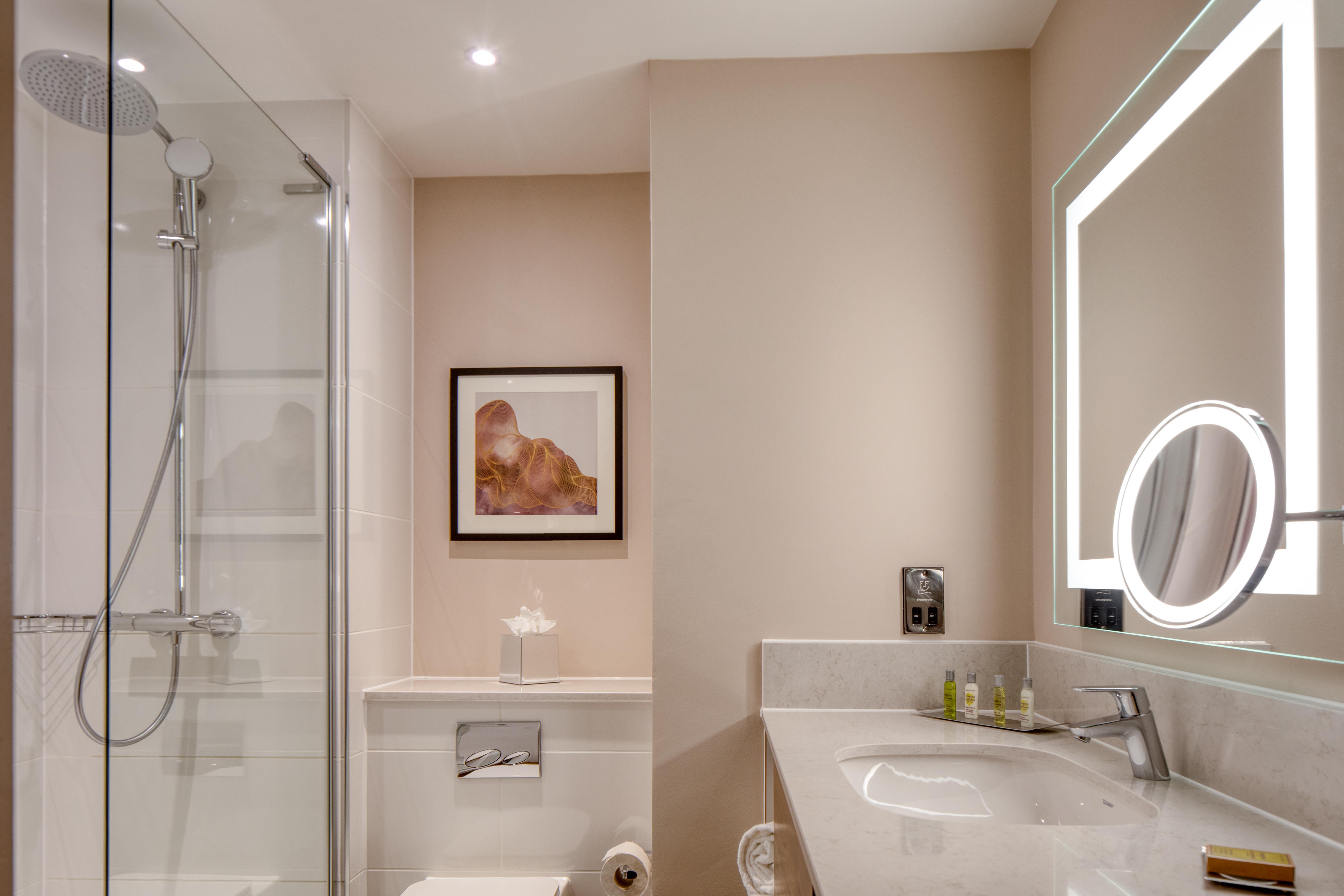 DoubleTree by Hilton Hotel Dartford Bridge Room Type - QUEEN DELUXE ROOM
