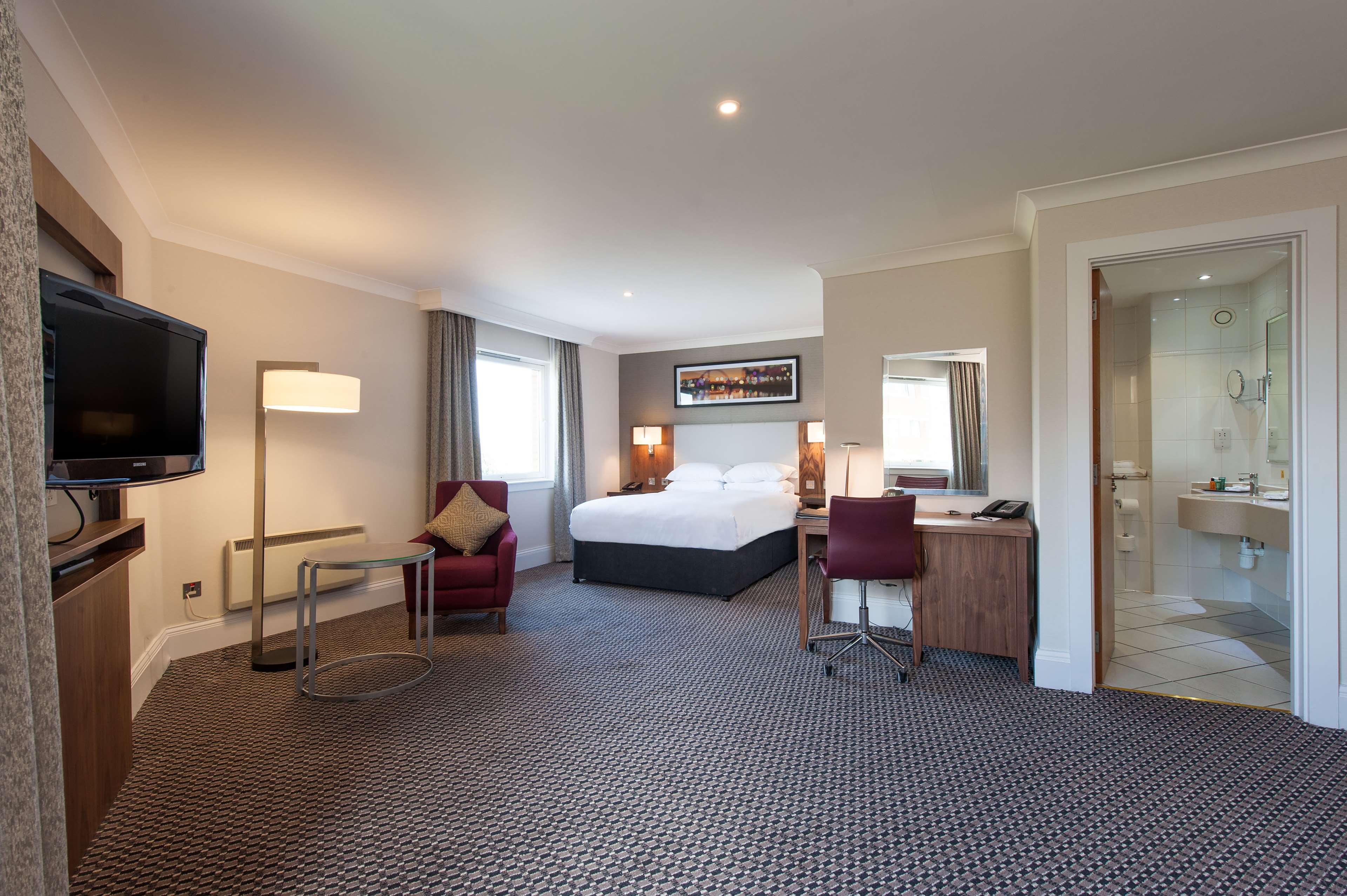 DoubleTree by Hilton Glasgow Strathclyde Room Type - QUEEN JUNIOR SUITE