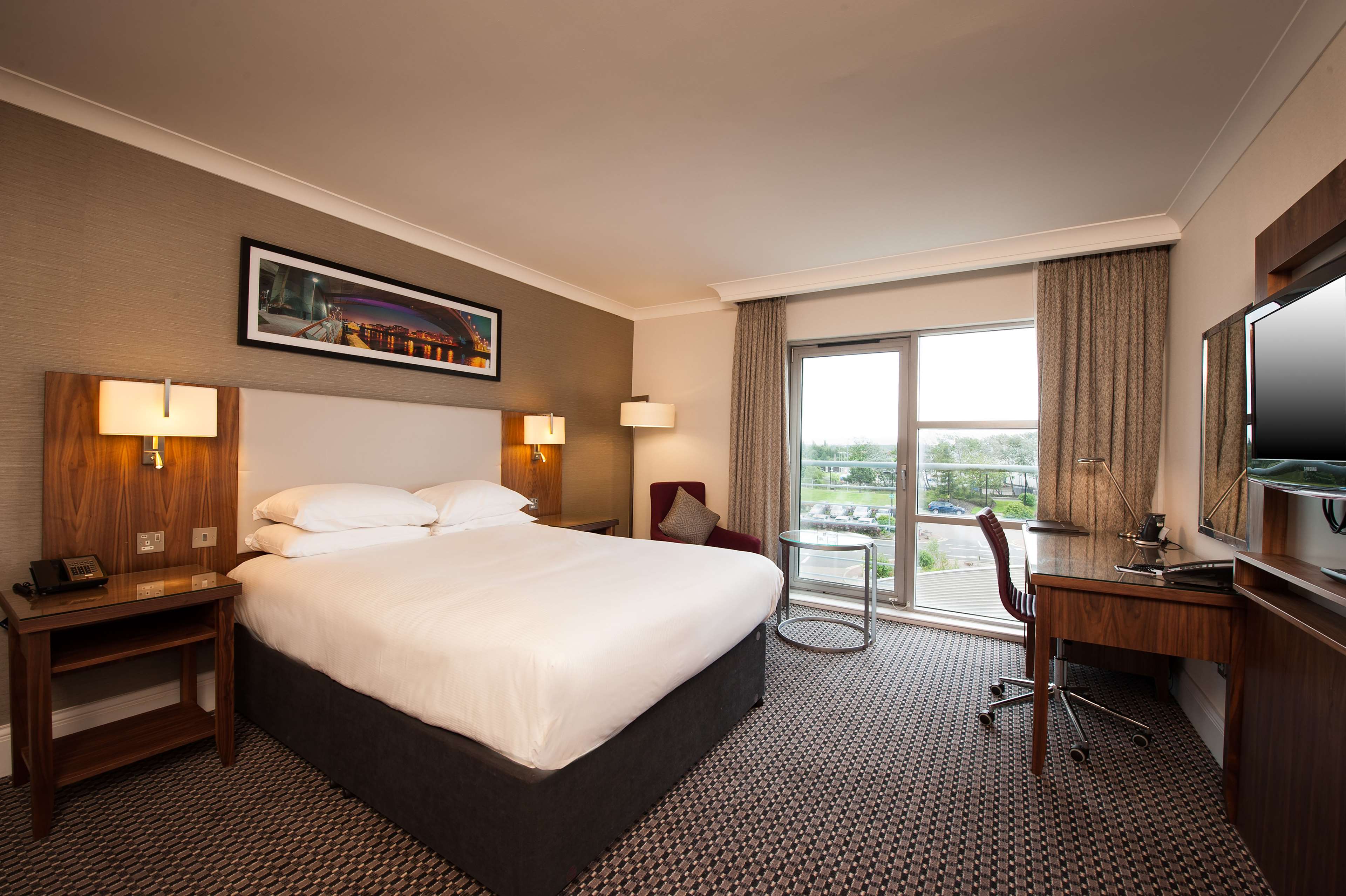 DoubleTree by Hilton Glasgow Strathclyde Room Type - QUEEN DELUXE ROOM