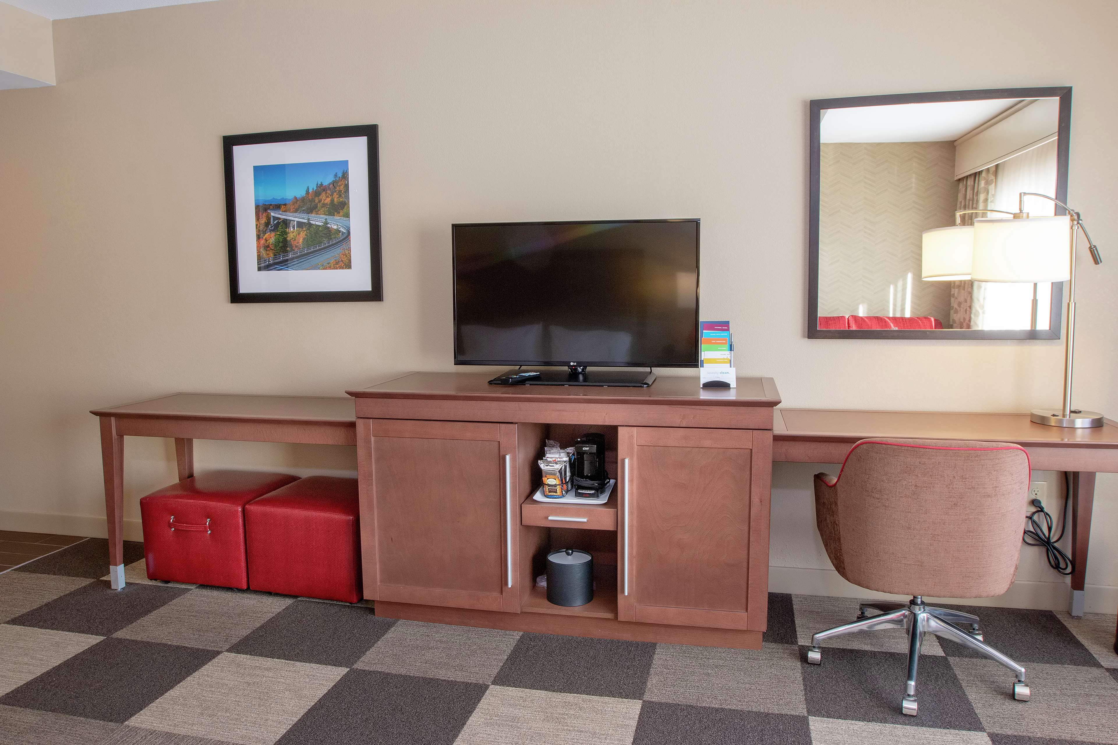 Hampton Inn & Suites by Hilton Boone Room Type - 2 QNS BALC W FRIDGE NS