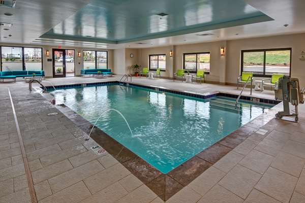 Pool - Hampton Inn & Suites Hendersonville