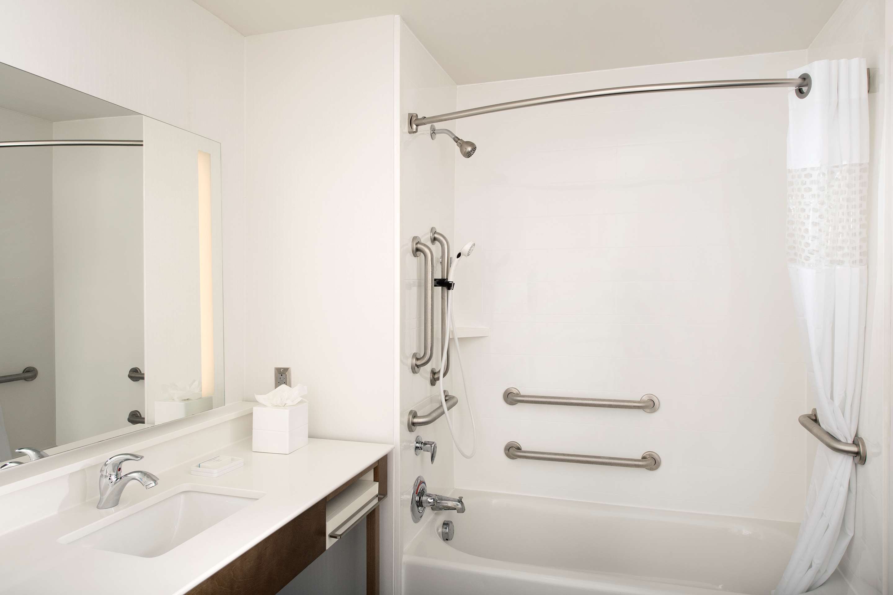 Guest room bath