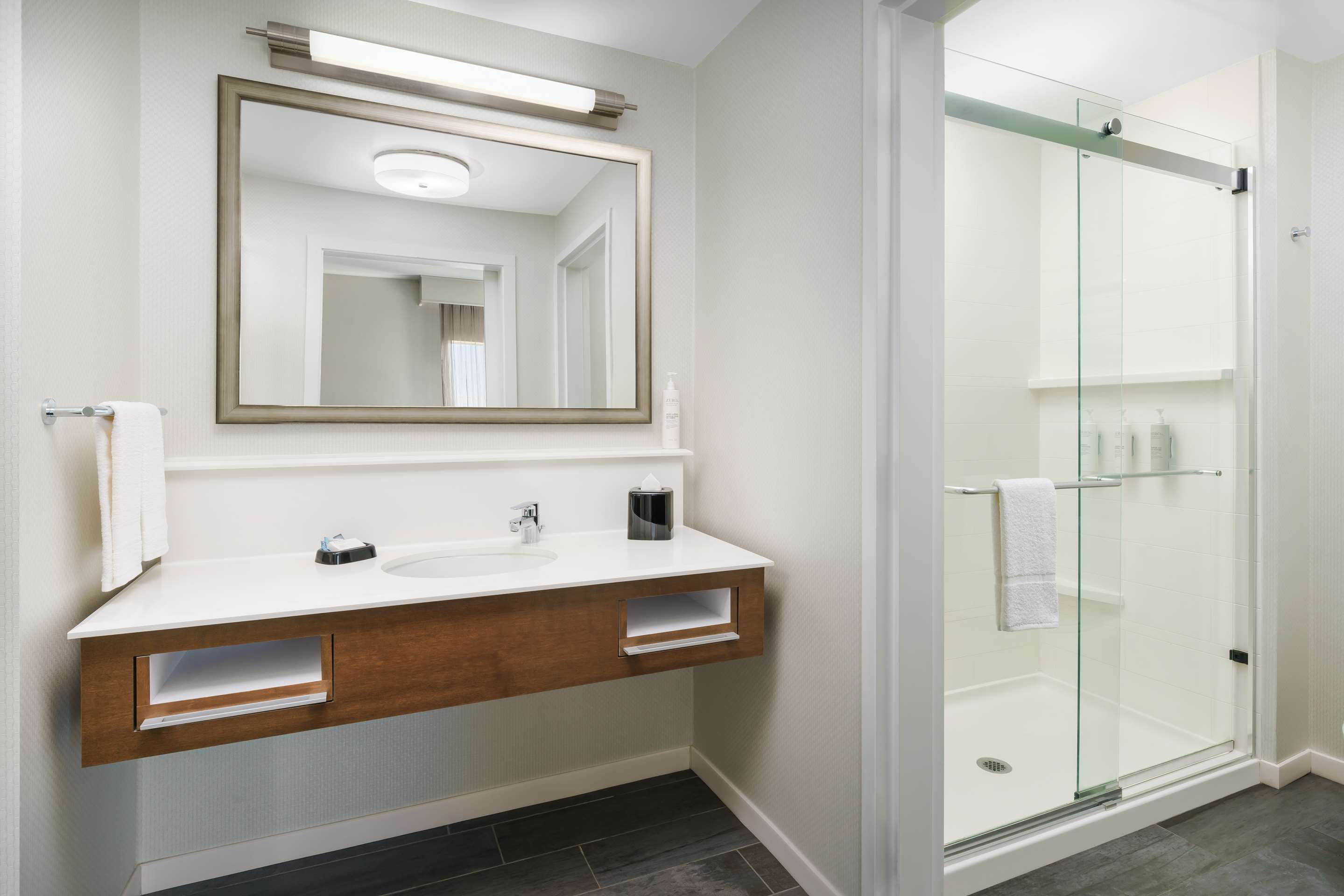 Guest room bath