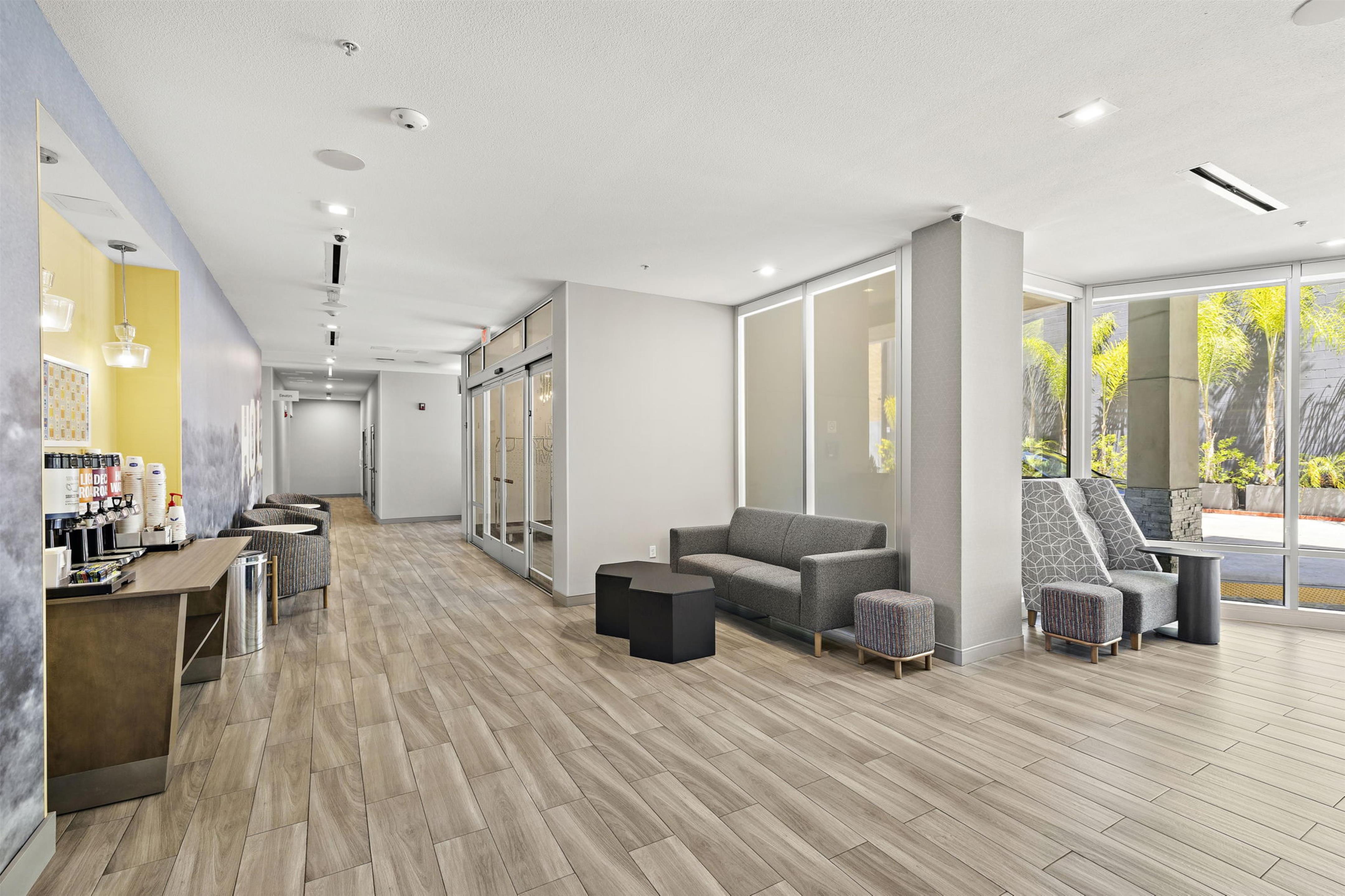 Lobby | Hampton Inn & Suites Los Angeles/Hollywood