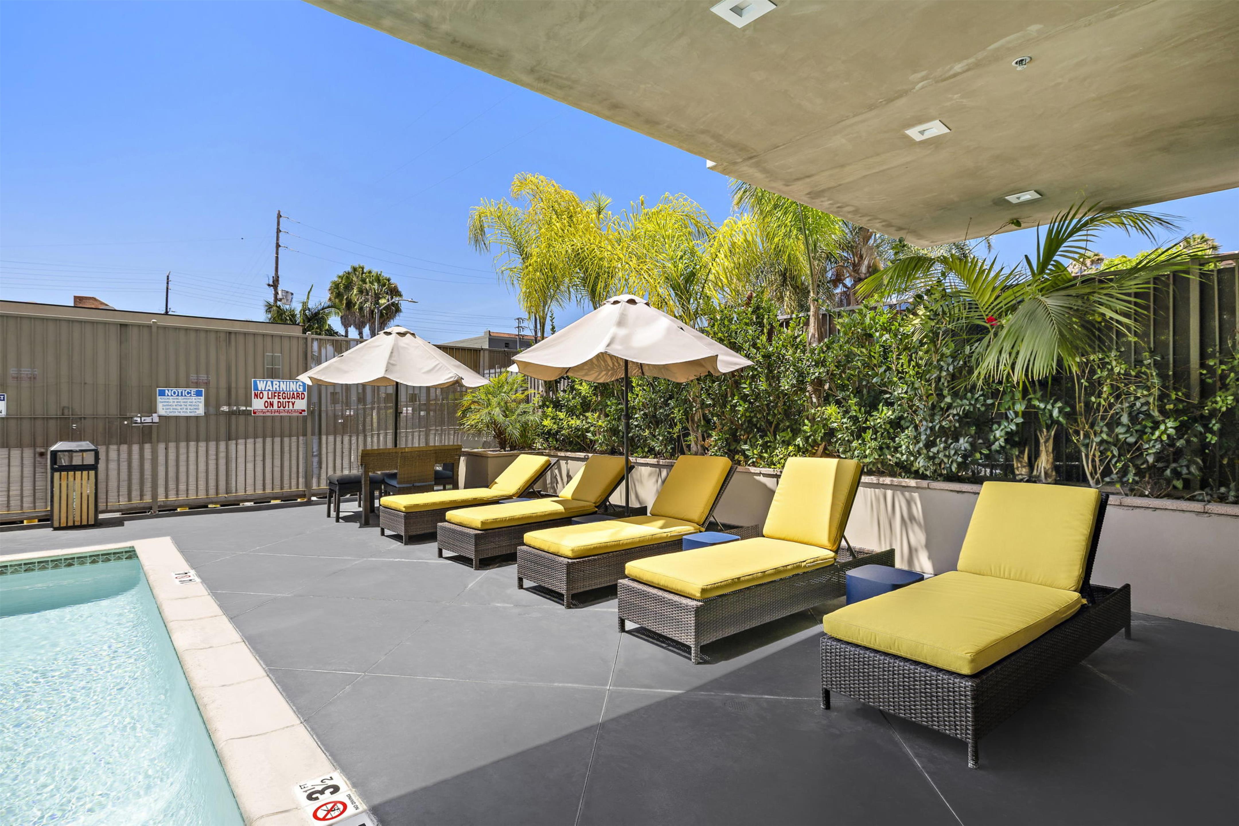 Pool | Hampton Inn & Suites Los Angeles/Hollywood