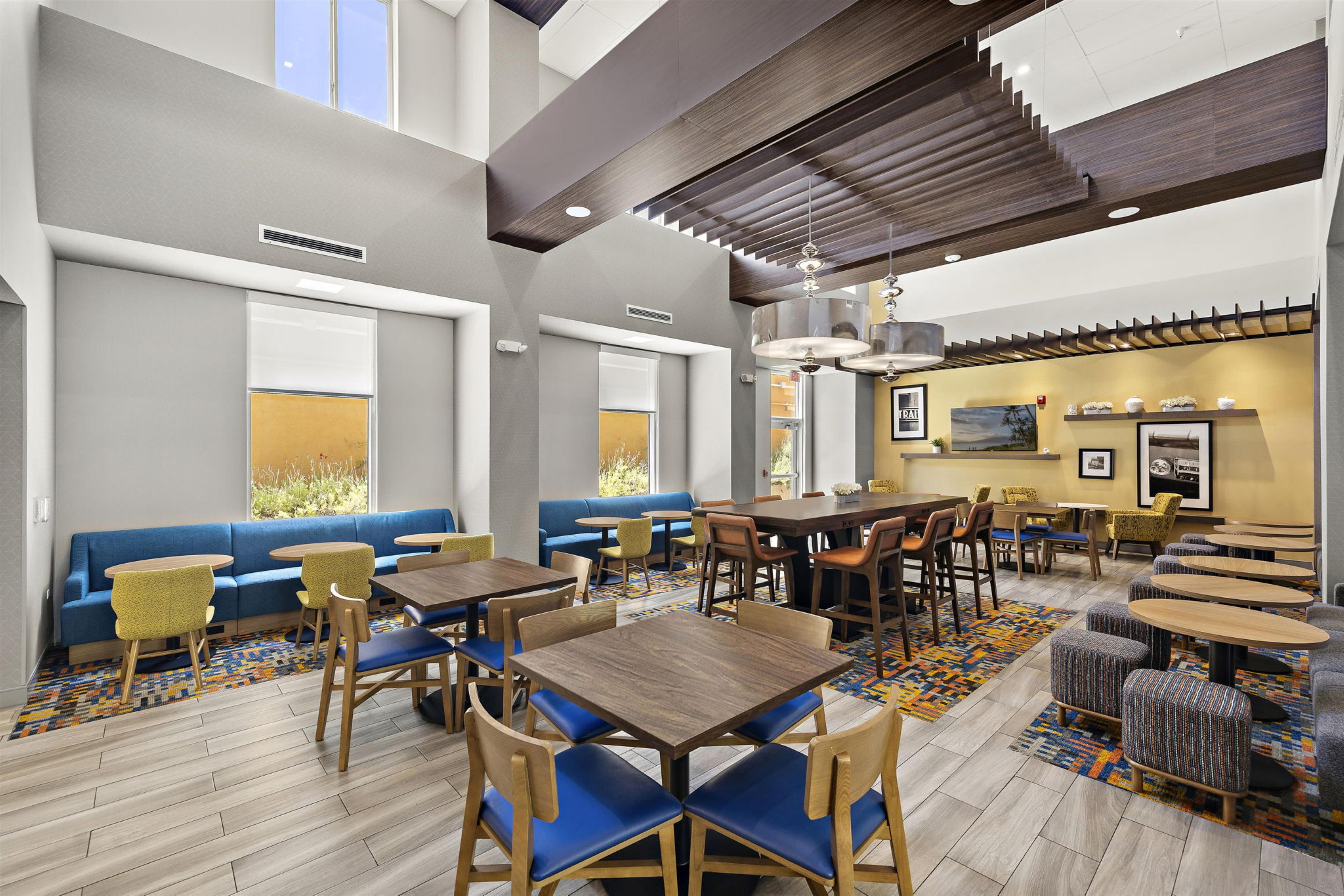 Breakfast Area | Hampton Inn & Suites Los Angeles/Hollywood