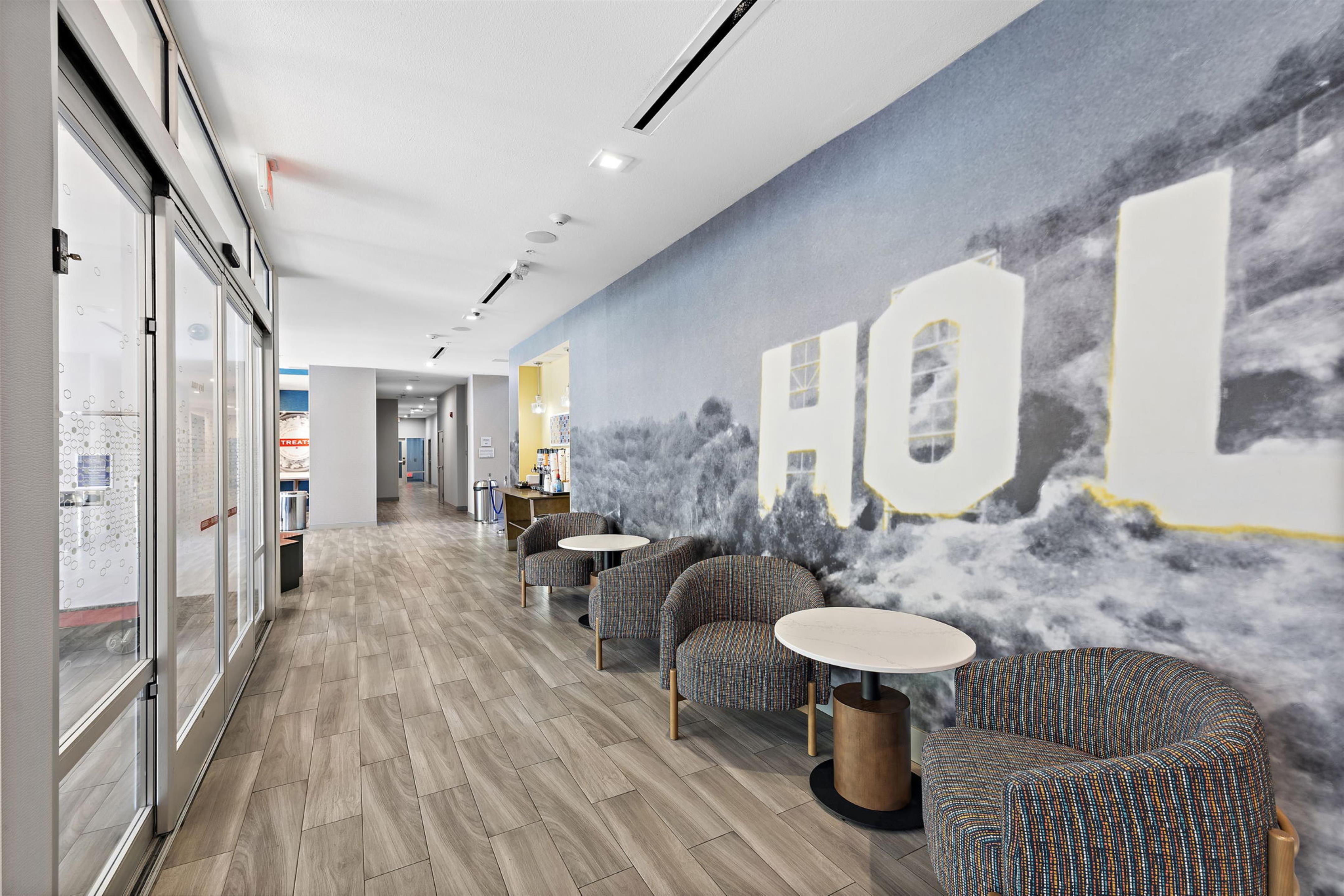 Lobby | Hampton Inn & Suites Los Angeles/Hollywood