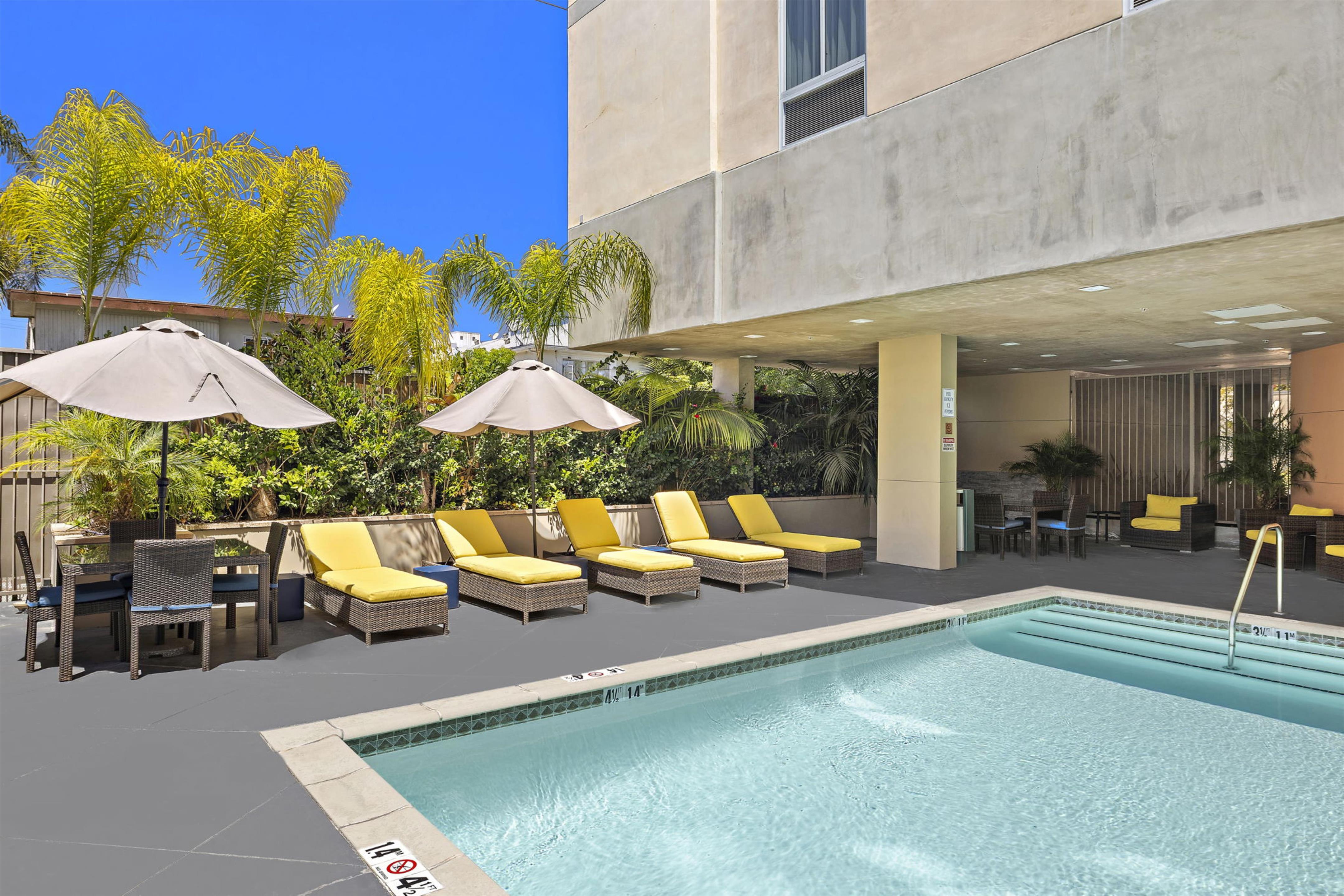 Pool | Hampton Inn & Suites Los Angeles/Hollywood