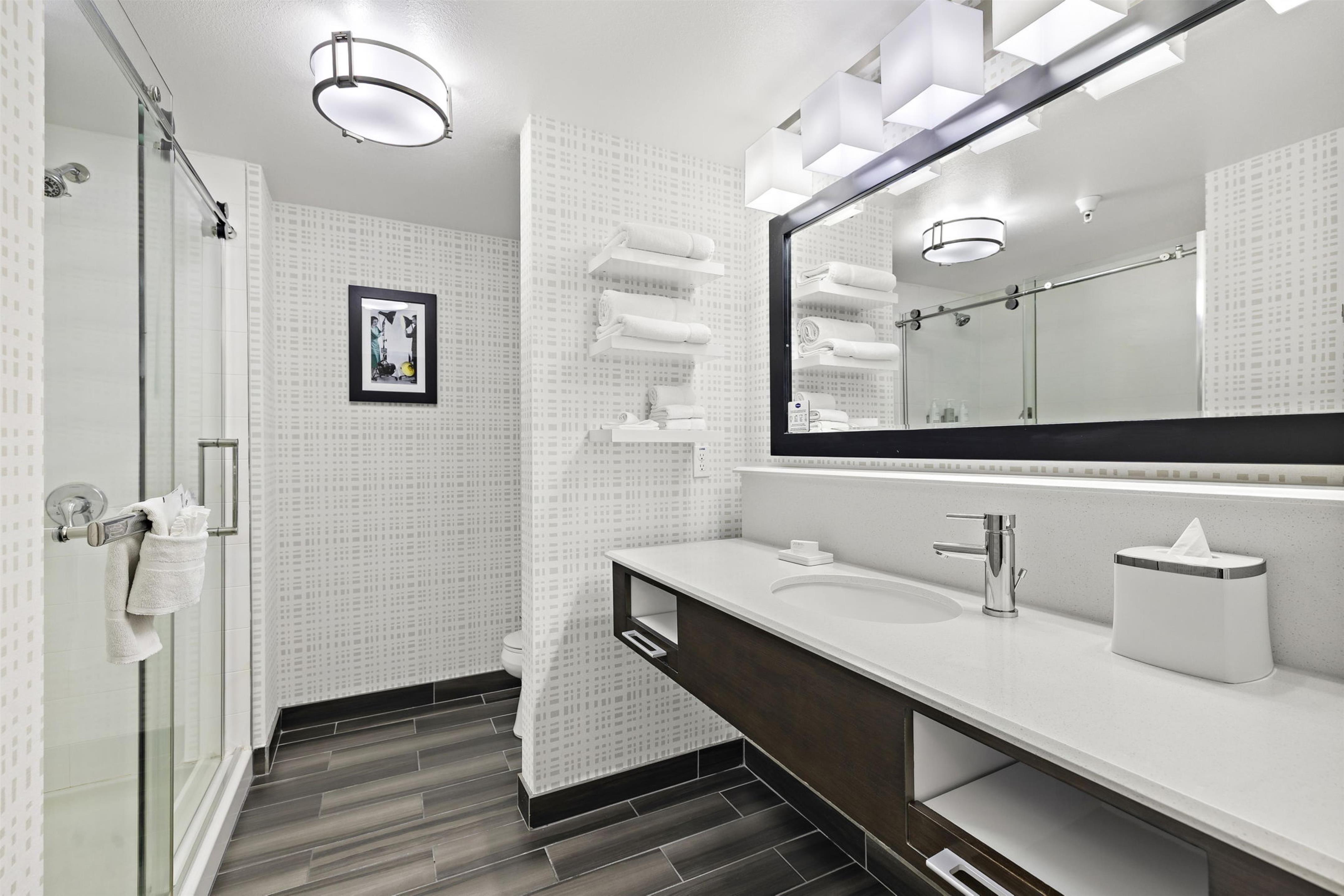 Guest room bath