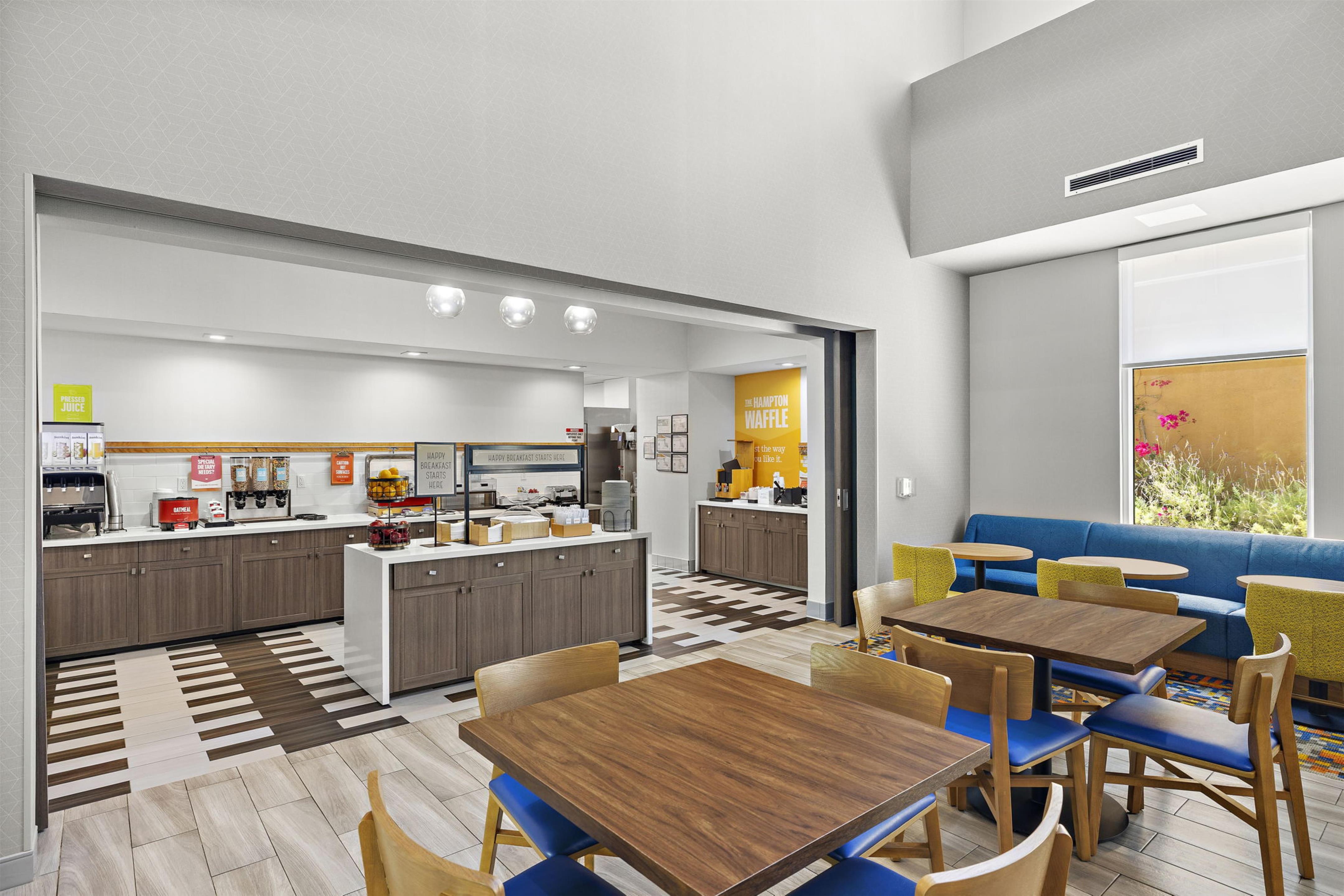Breakfast Area | Hampton Inn & Suites Los Angeles/Hollywood