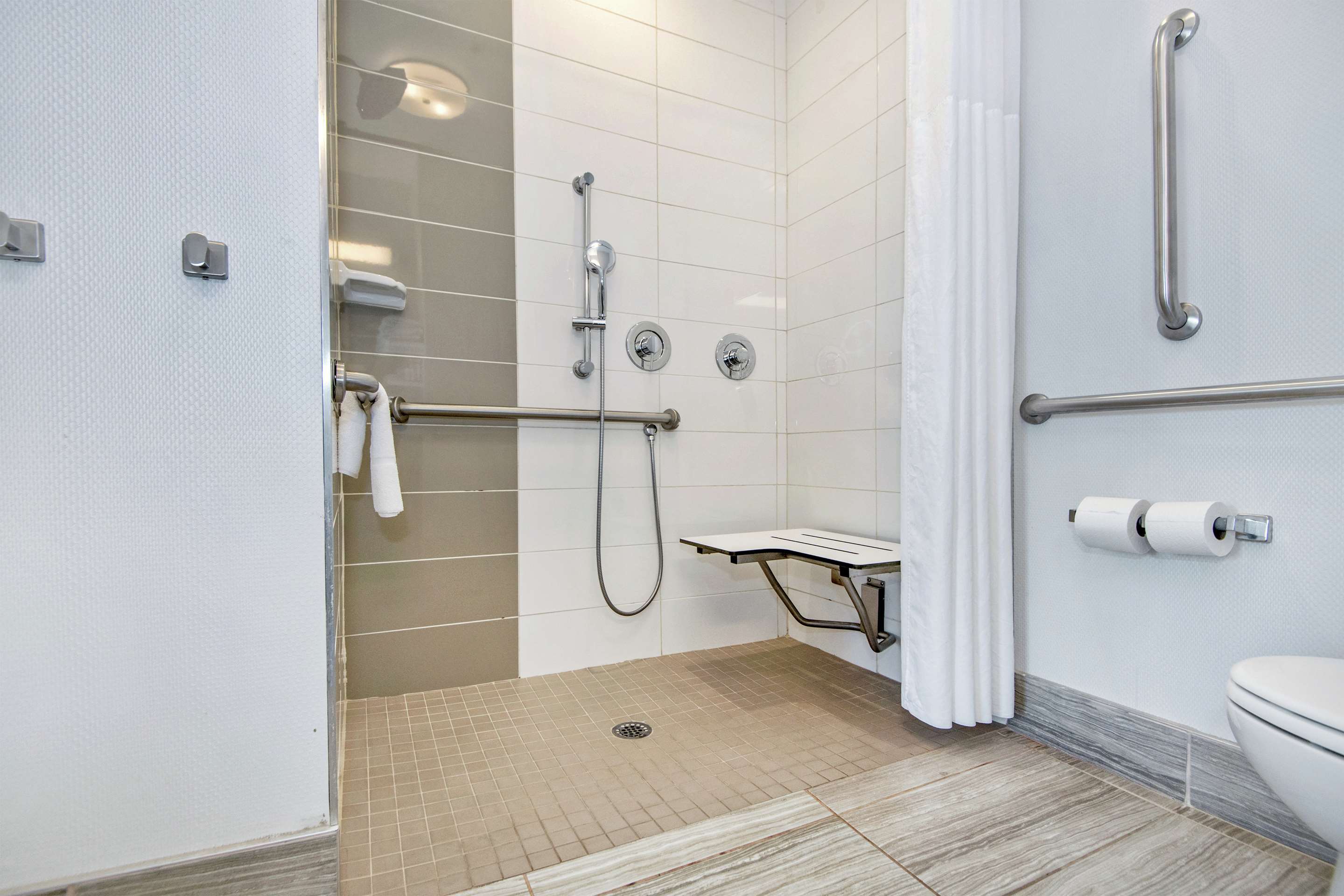 Guest room bath