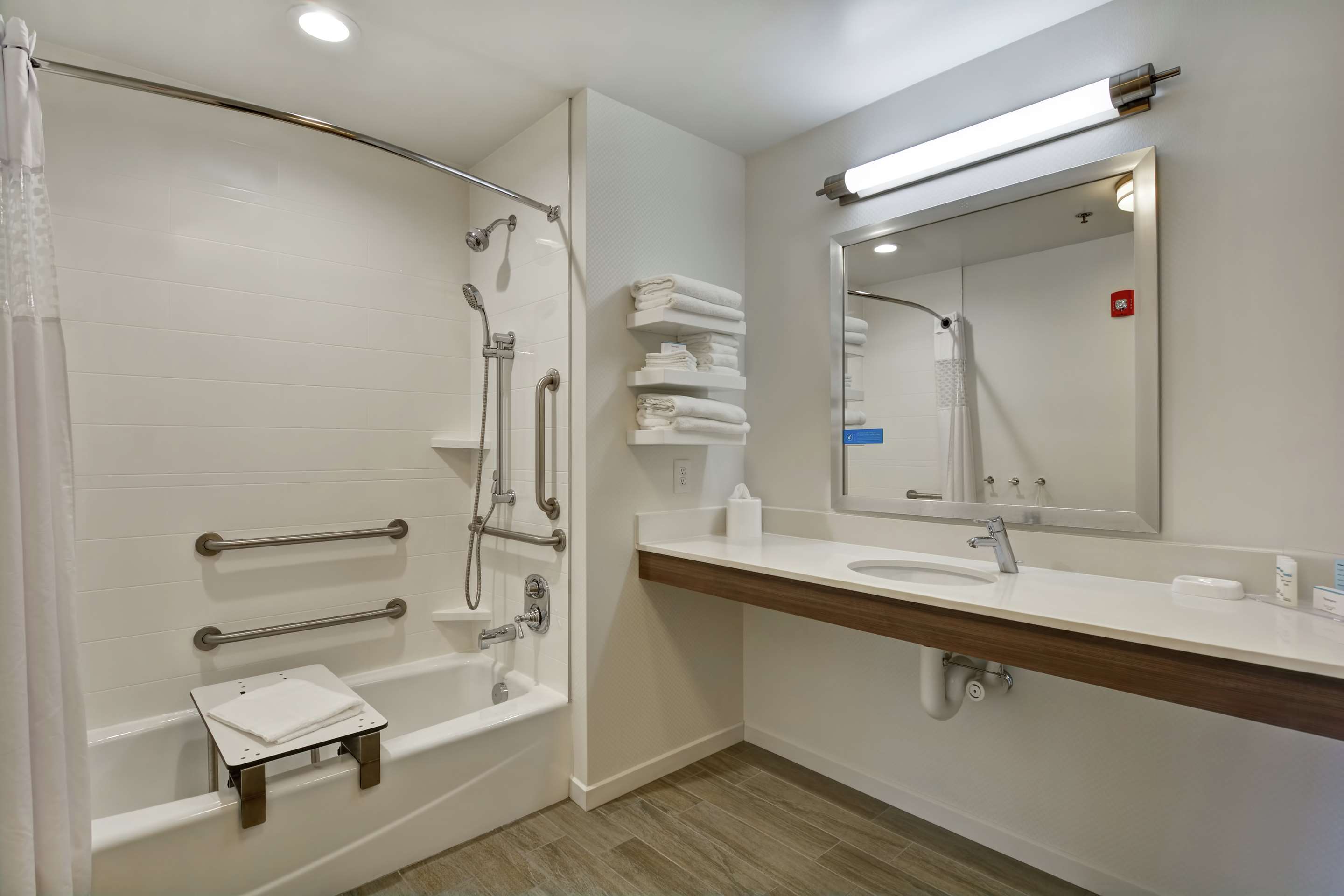 Guest room bath