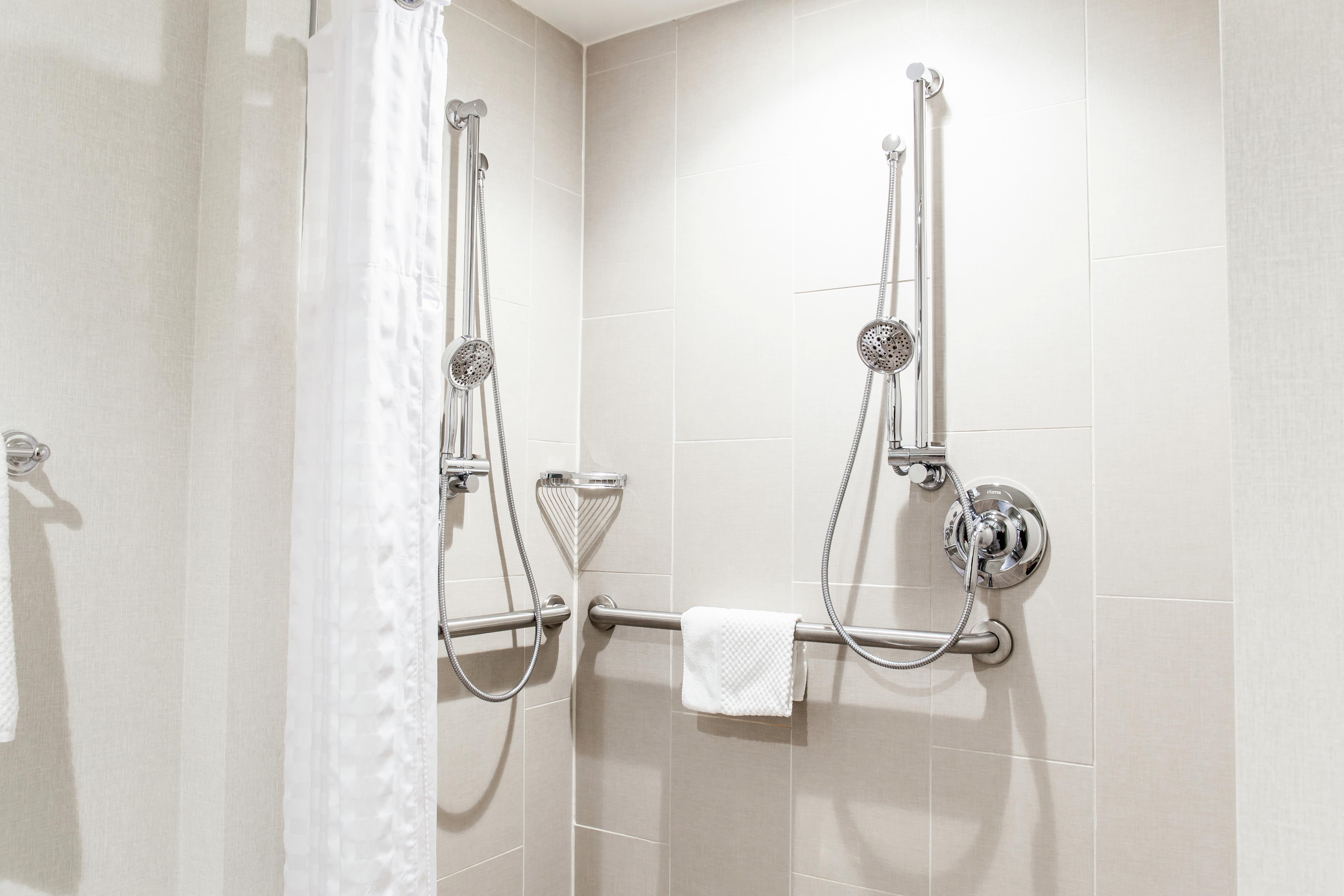 Doubletree by Hilton Pleasant Prairie Kenosha Room Type - 2QN MOB HEAR ACC RI-SHW