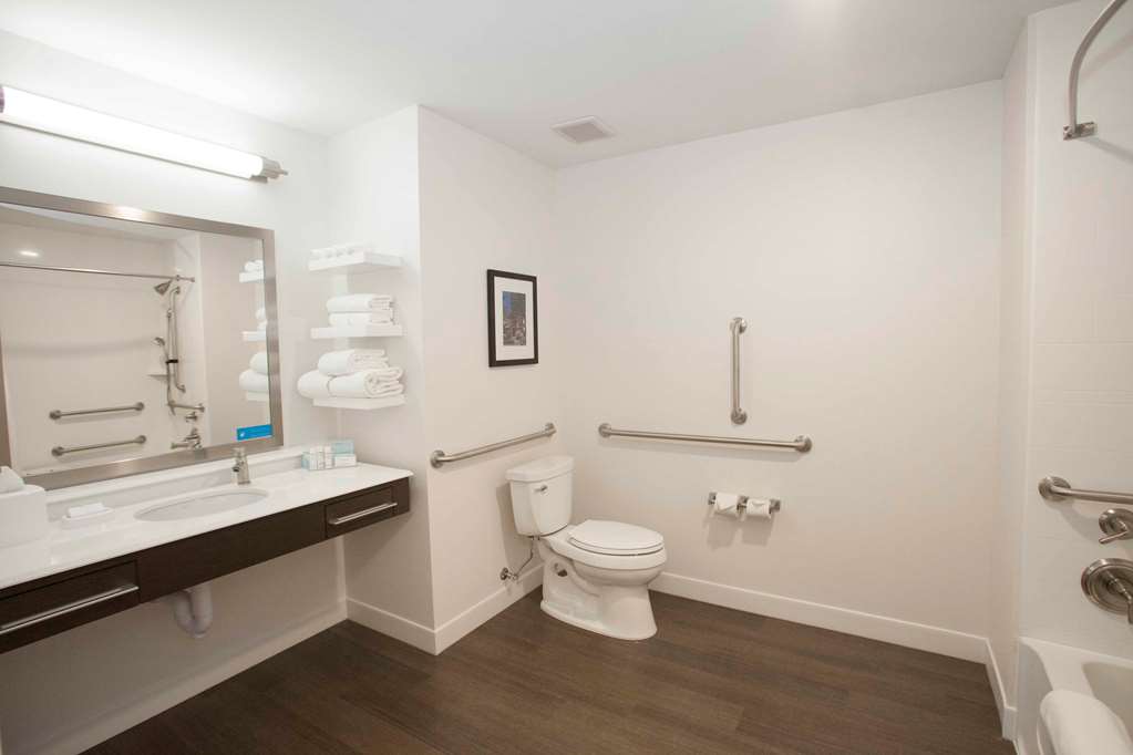Hampton Inn & Suites by Hilton Downtown St. Paul Room Type - 2QN MOB HEAR ACC RI-SHW NS