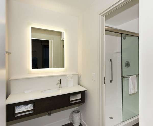  - Hampton Inn & Suites University Minneapolis - I-94, Exit 235B