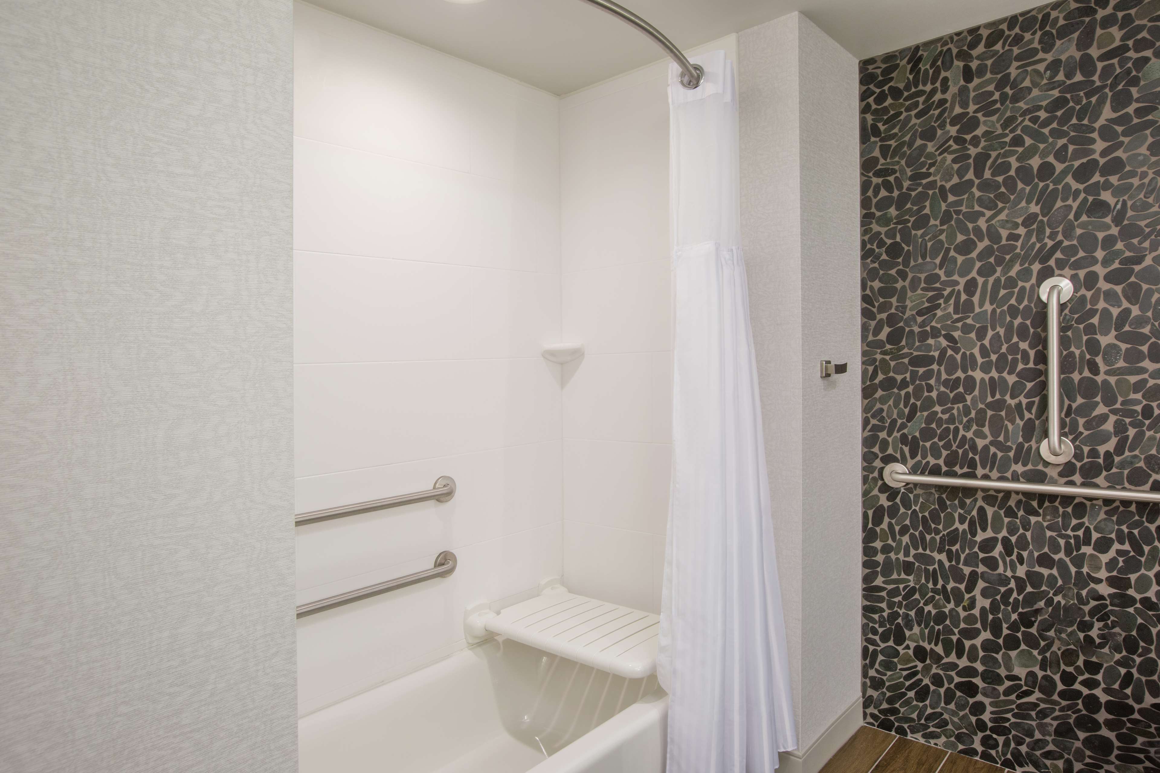 Hilton Garden Inn Olympia, WA Room Type - 2 QN MOB HEARING ACC W TUB