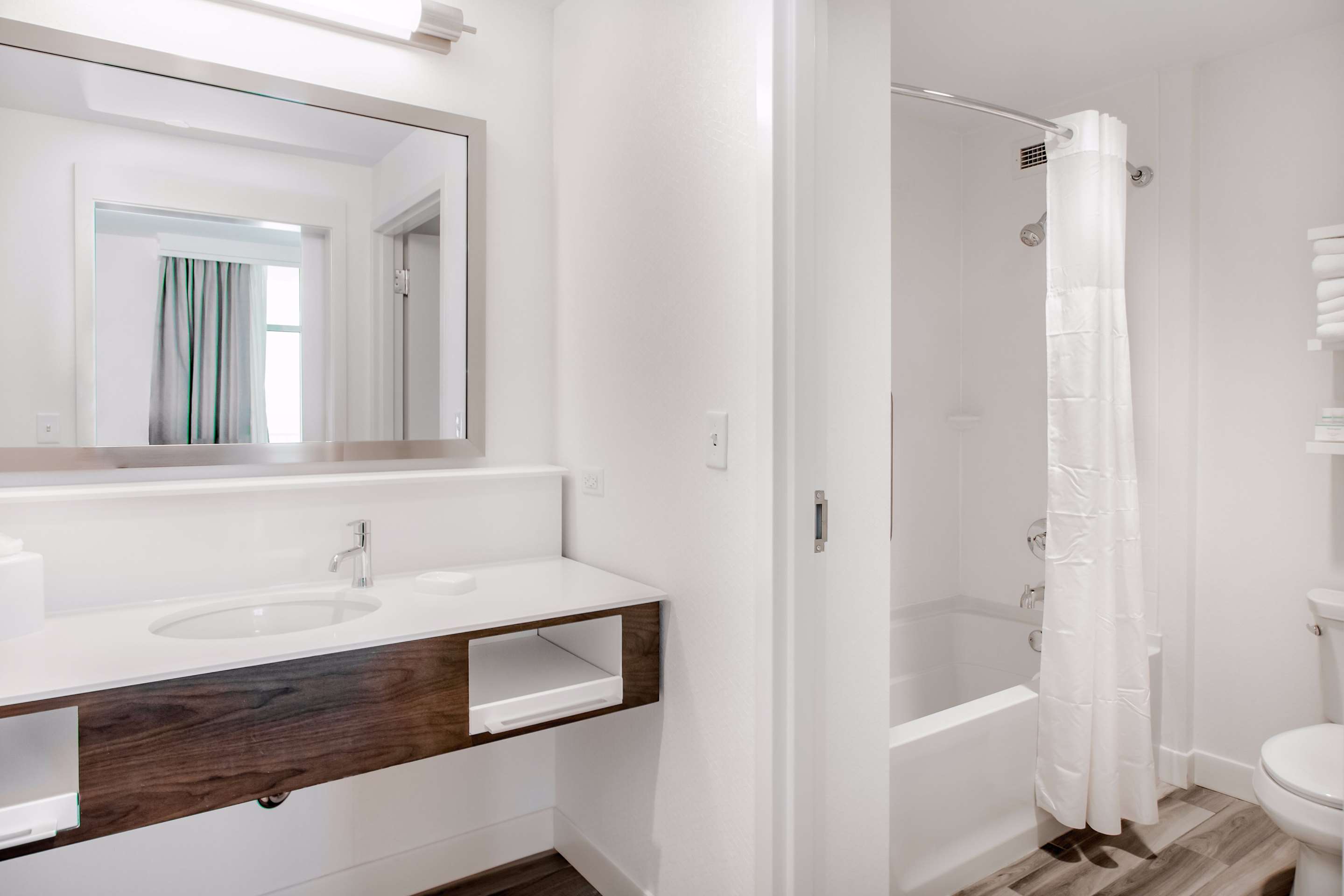 Guest room bath